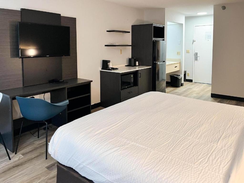 Deluxe King Room - Non-Smoking - Photo 2