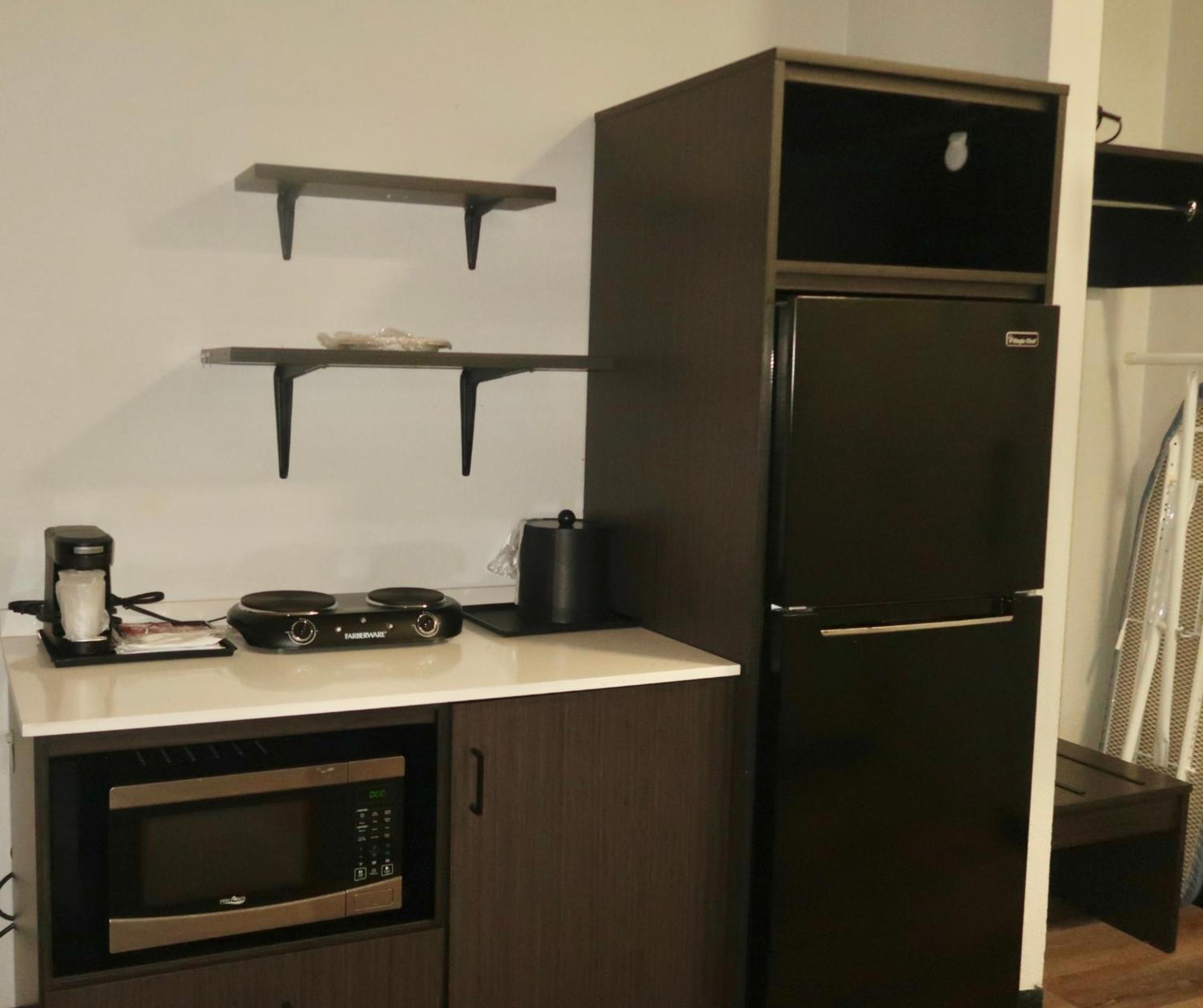 Deluxe King Room - Non-Smoking - Photo 3