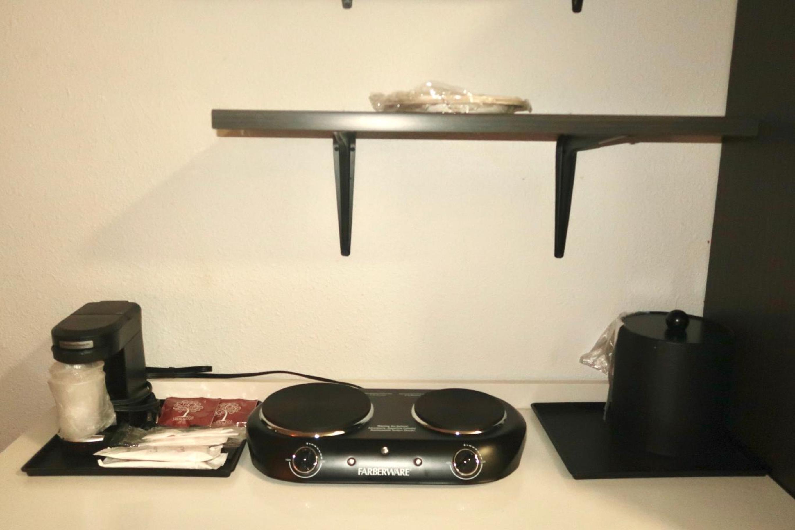 Deluxe King Room - Non-Smoking - Photo 4