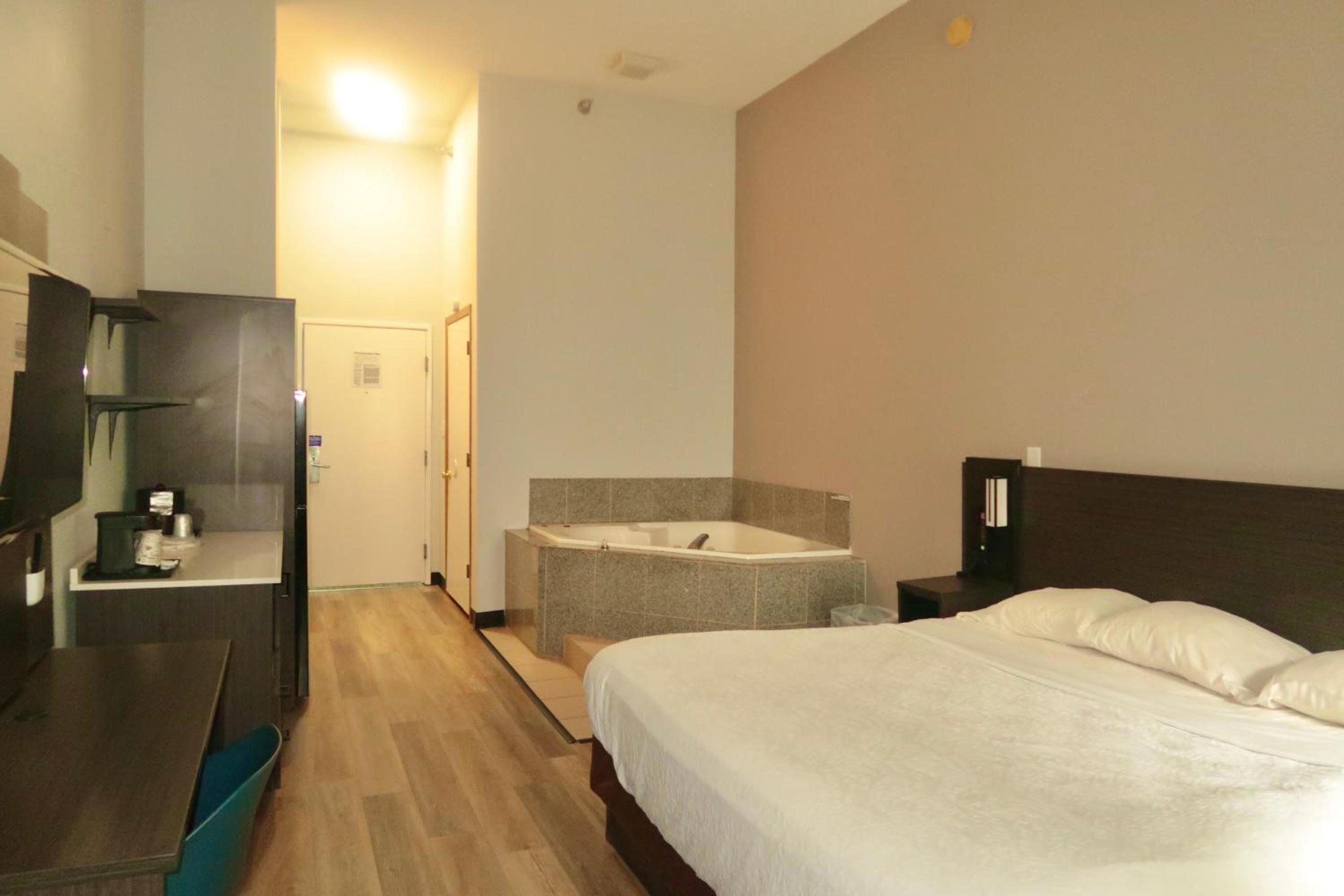 King Suite with Spa Bath - Non-Smoking - Photo 1