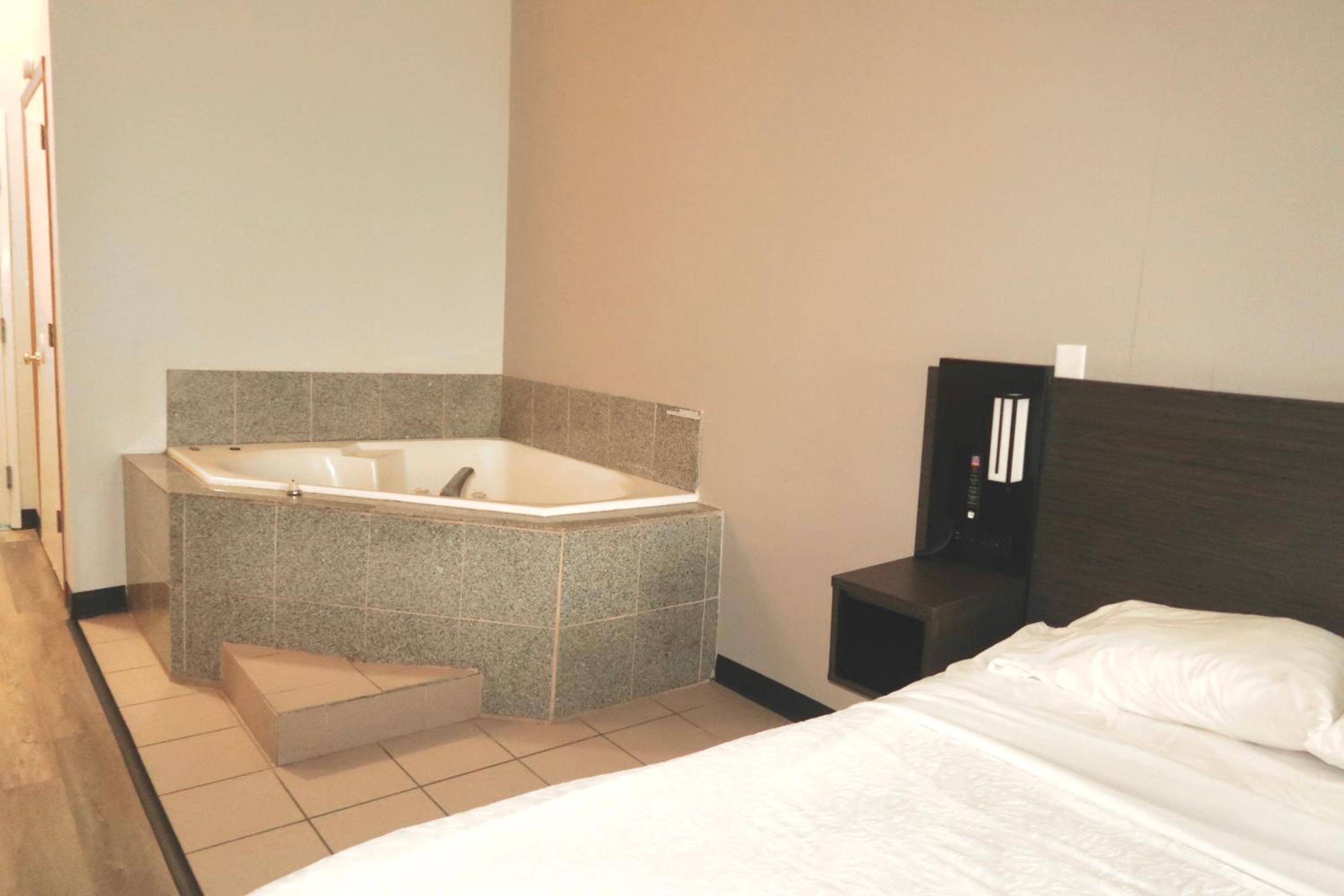 King Suite with Spa Bath - Non-Smoking - Photo 2