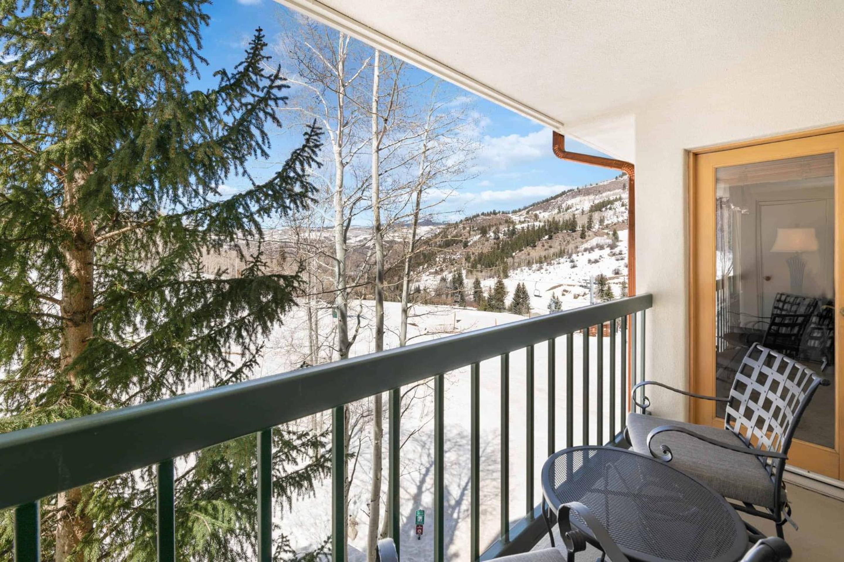 Two-Bedroom Apartment with Mountain View photo 3