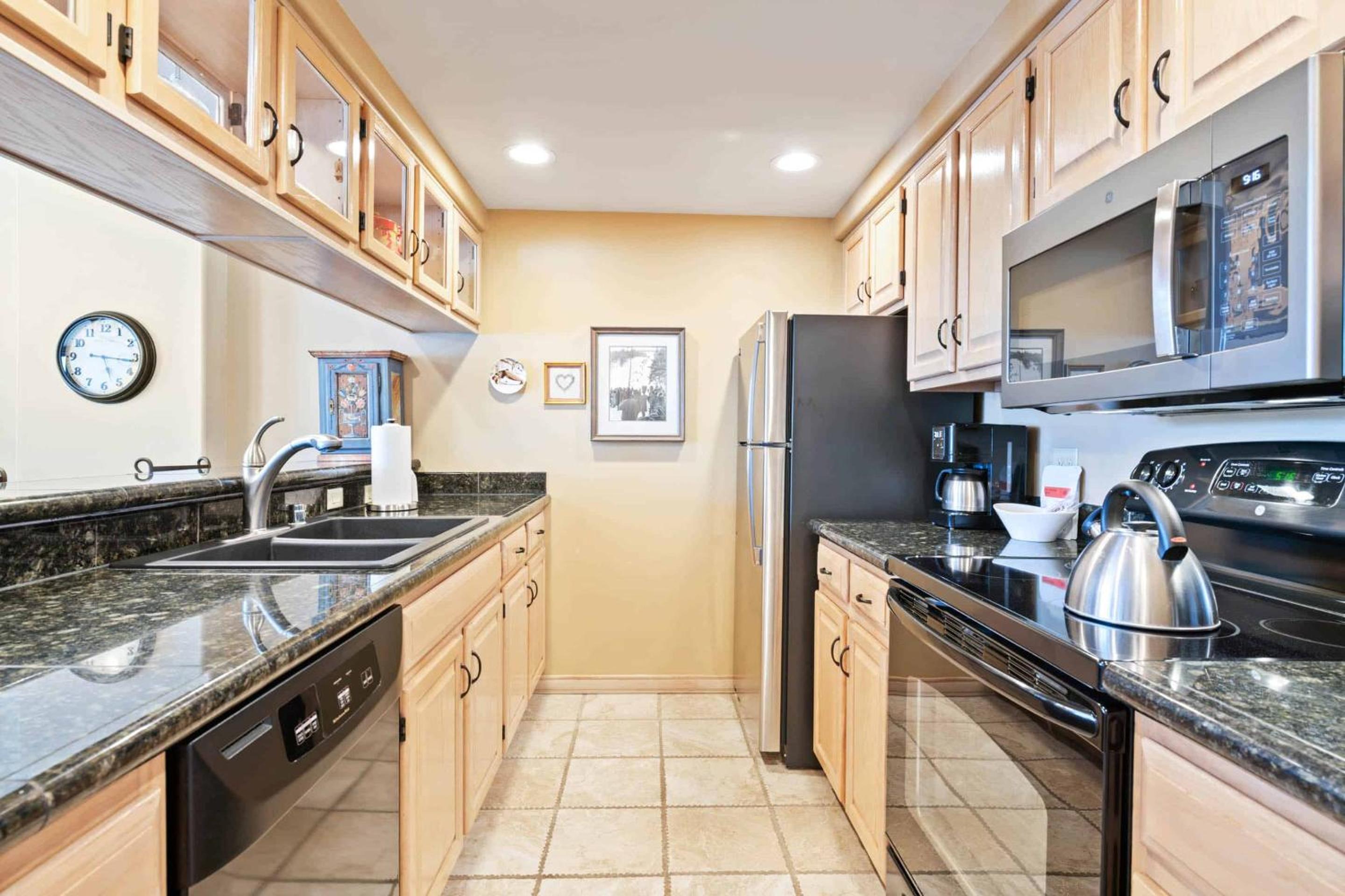 Two-Bedroom Apartment with Mountain View photo 2