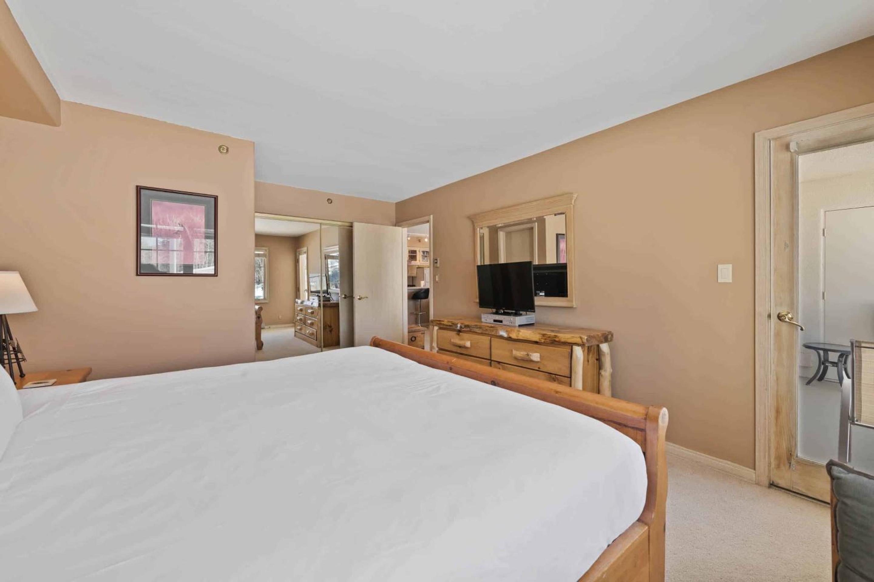Two-Bedroom Apartment with Mountain View photo 2
