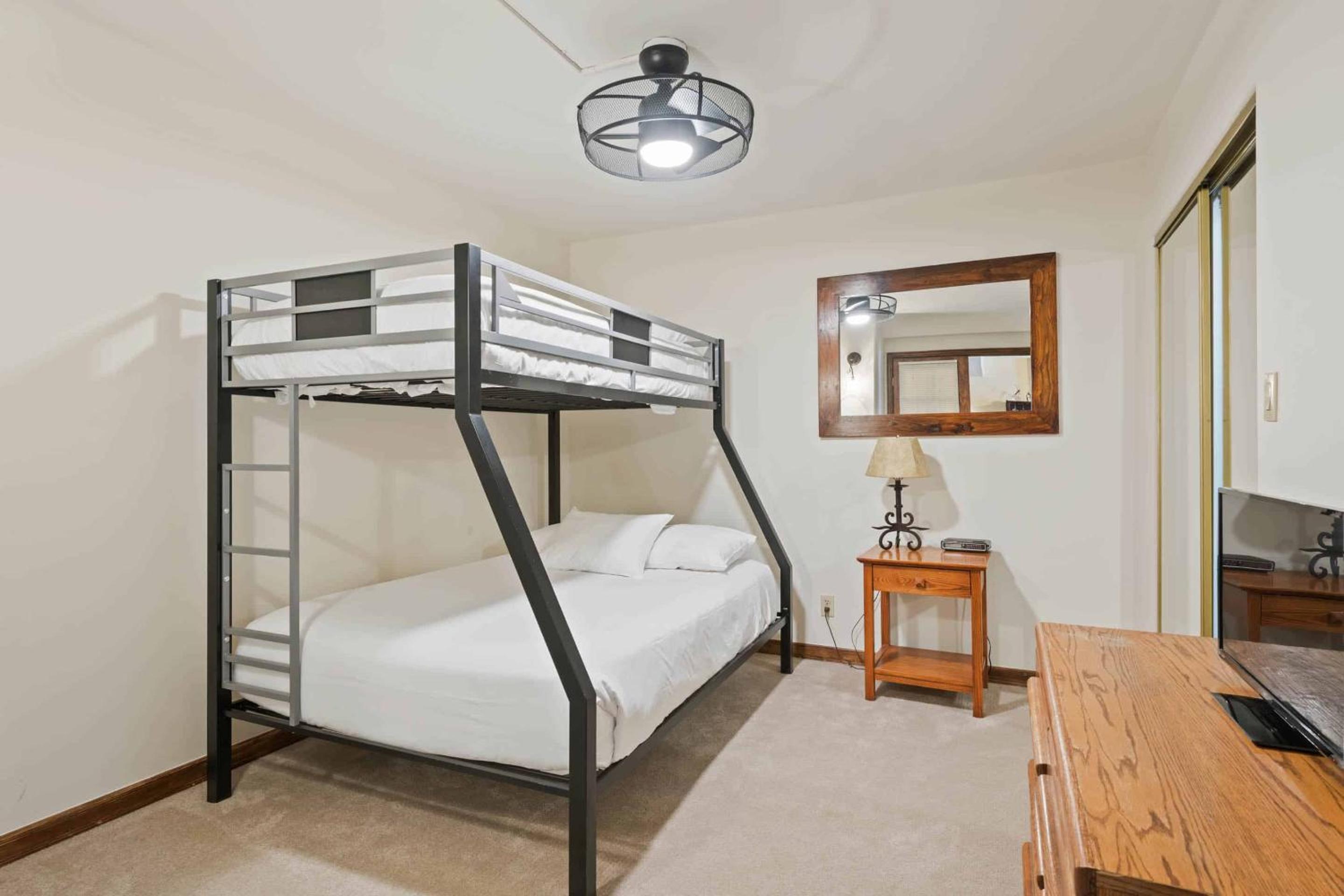 Two-Bedroom Apartment with Mountain View photo 2