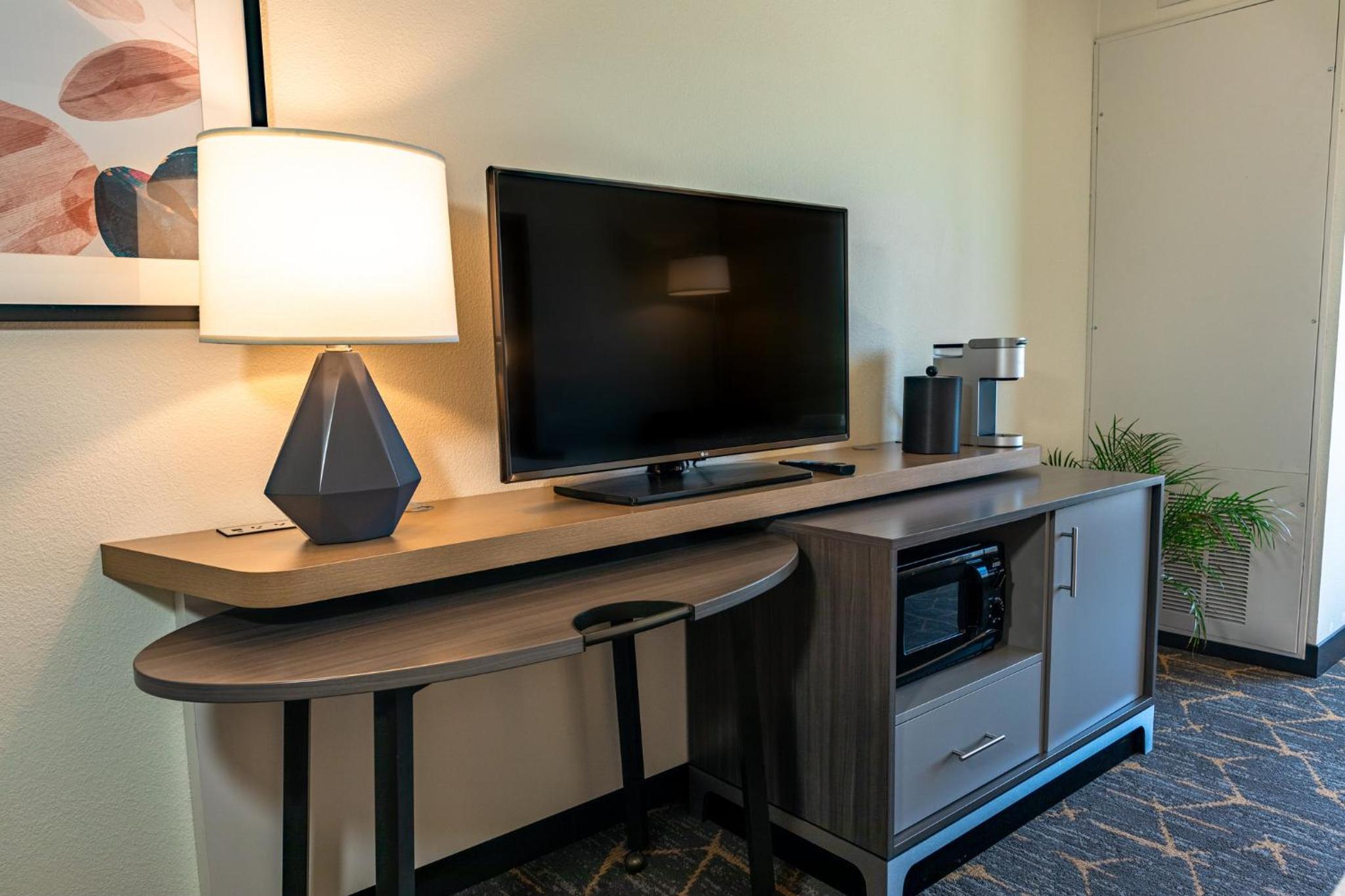 Standard King Room - Photo 11