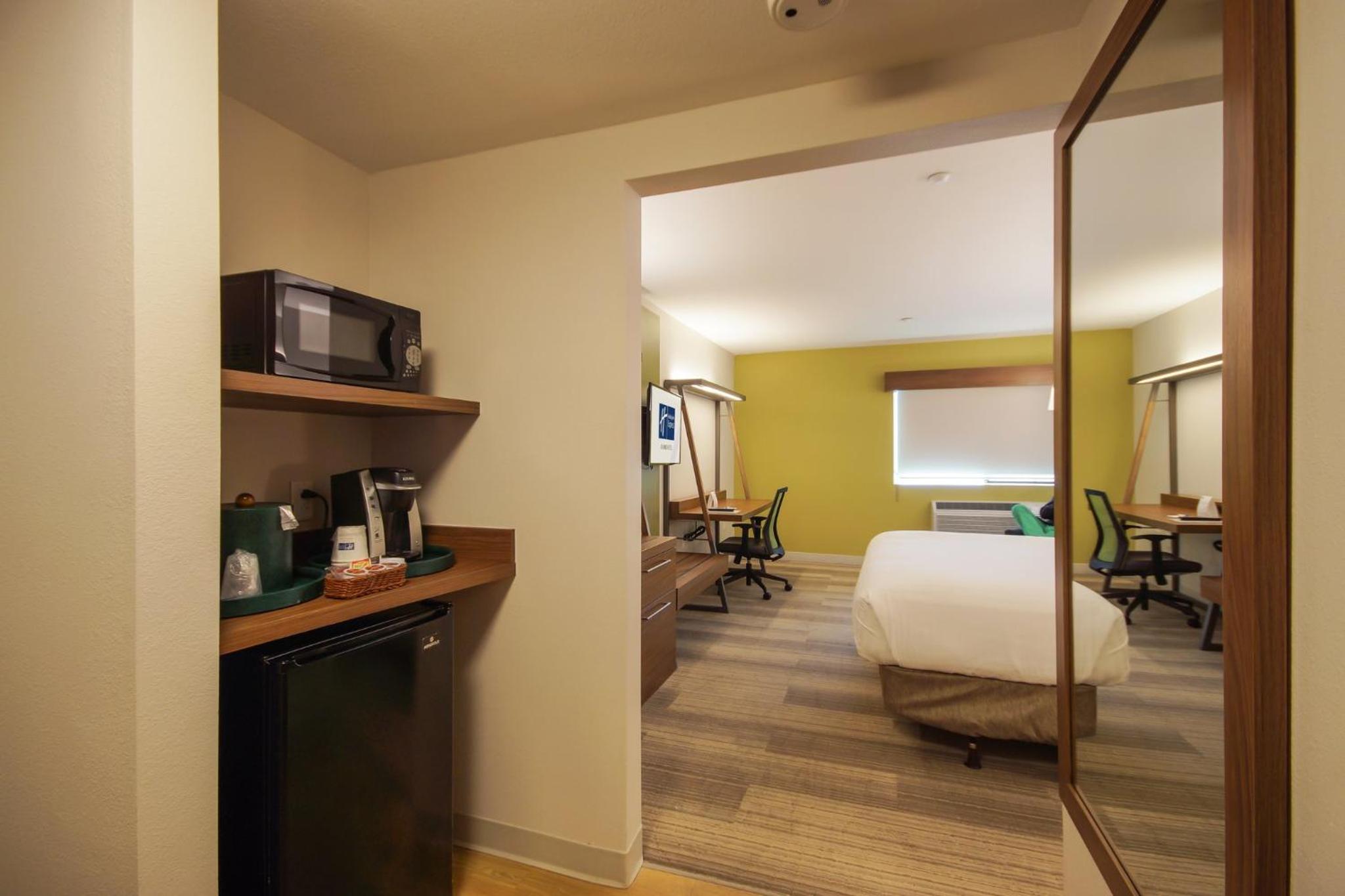 Standard King Room - Photo 3