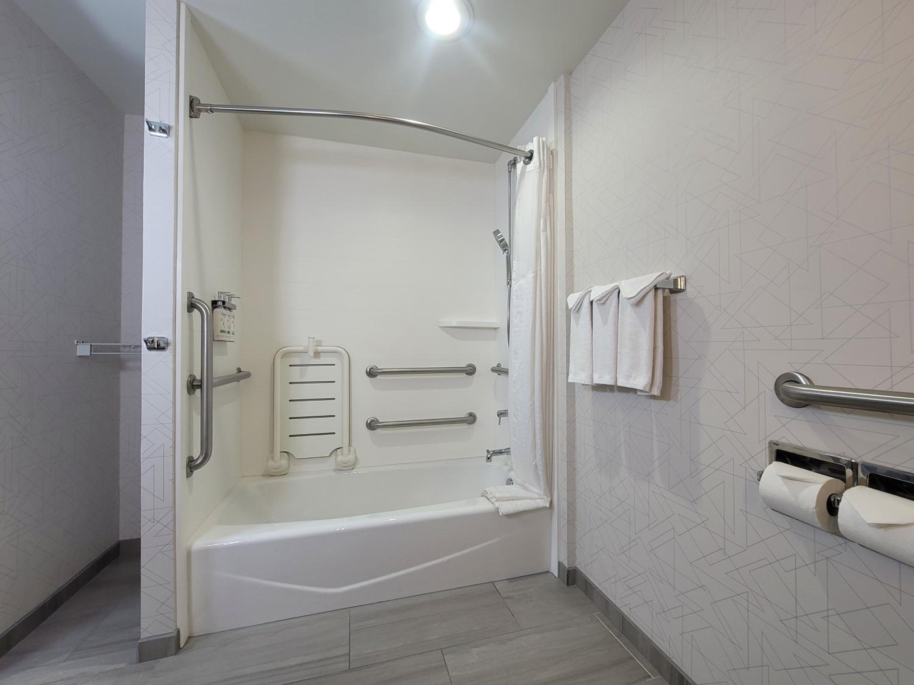 Standard Queen Room with Two Queen Beds and Tub - Mobility/Communications Accessible - Photo 4