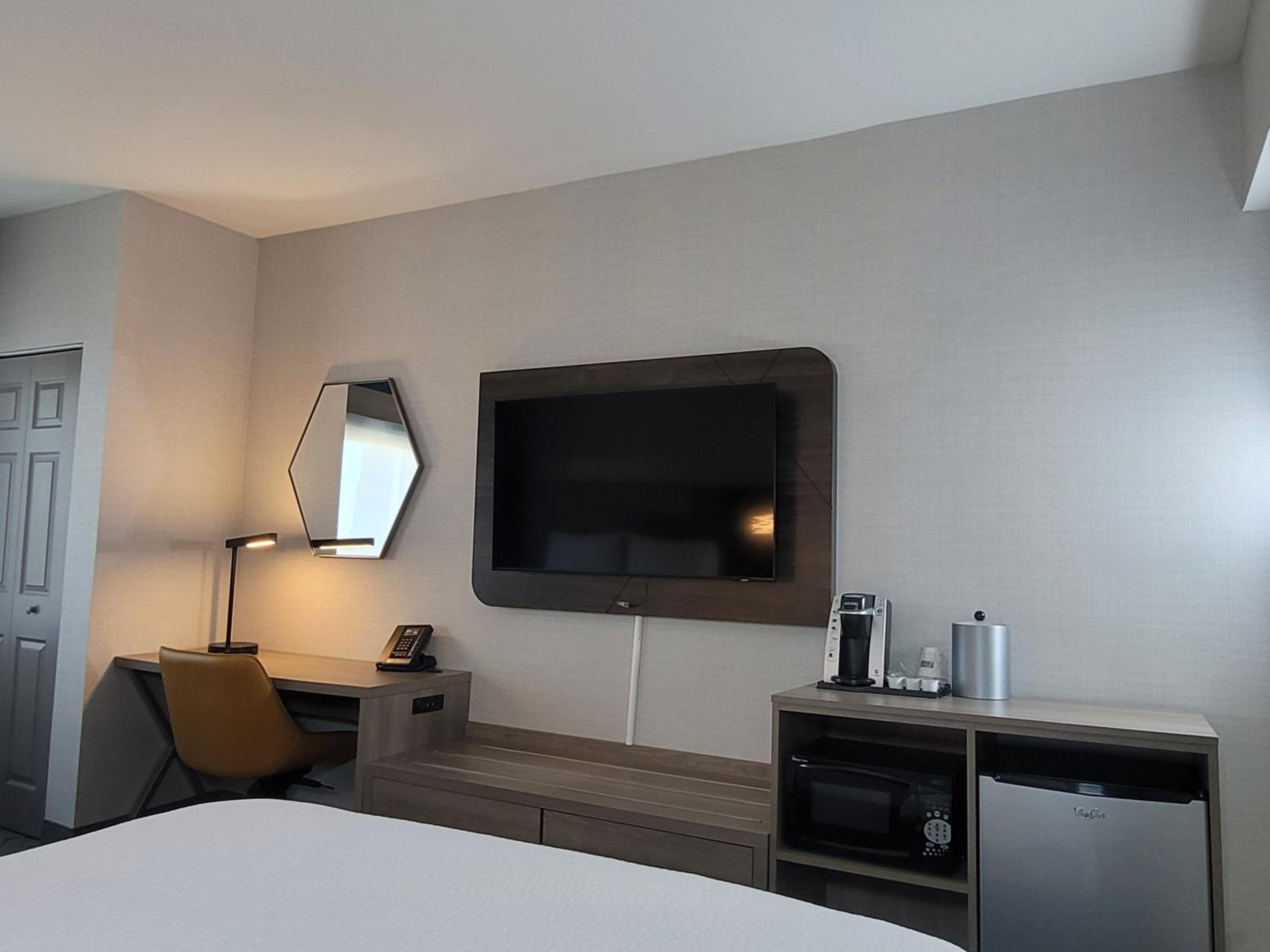 Standard Queen Room with Two Queen Beds and Tub - Mobility/Communications Accessible - Photo 3