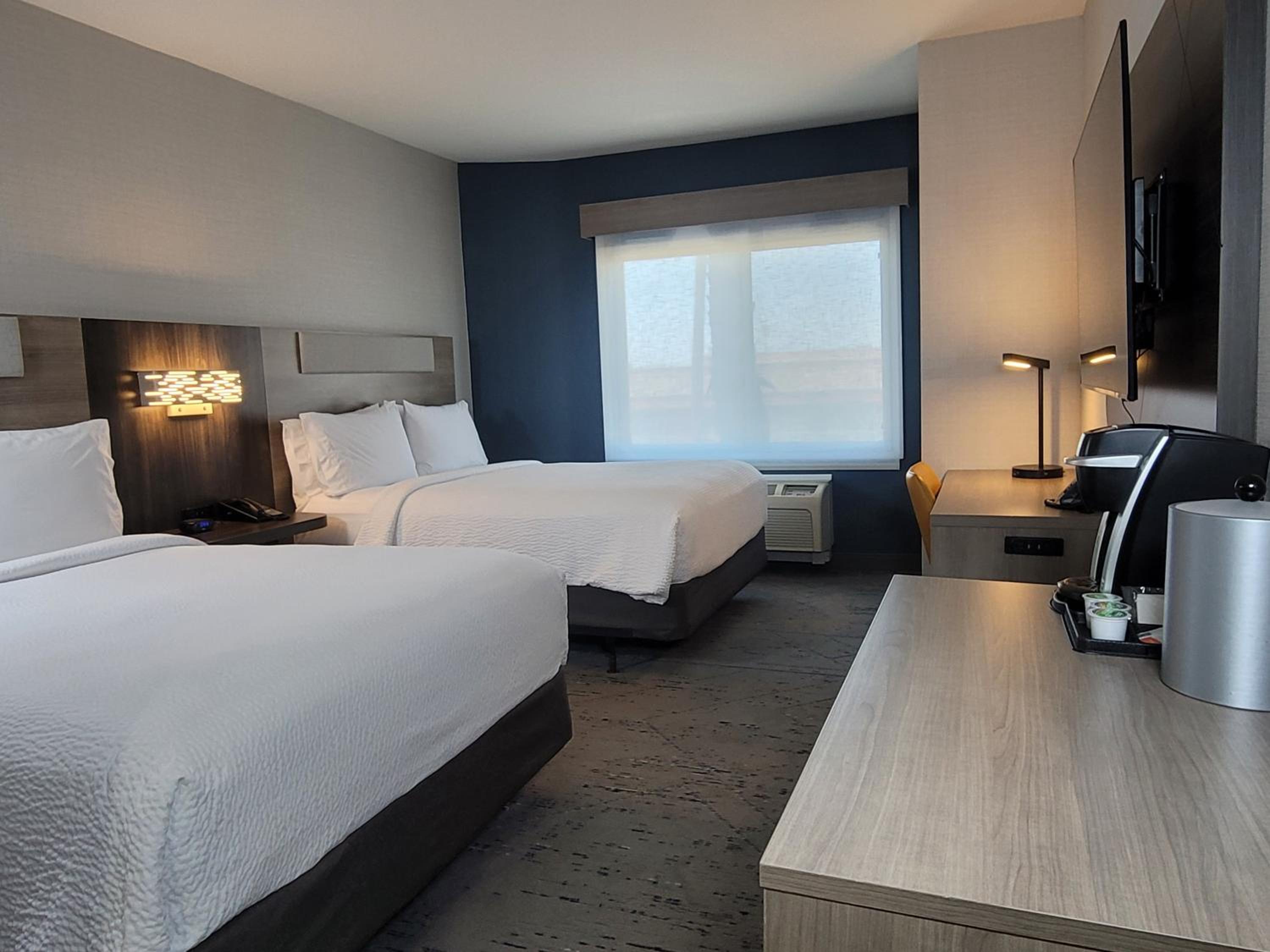 Standard Queen Room with Two Queen Beds and Tub - Mobility/Communications Accessible - Photo 2