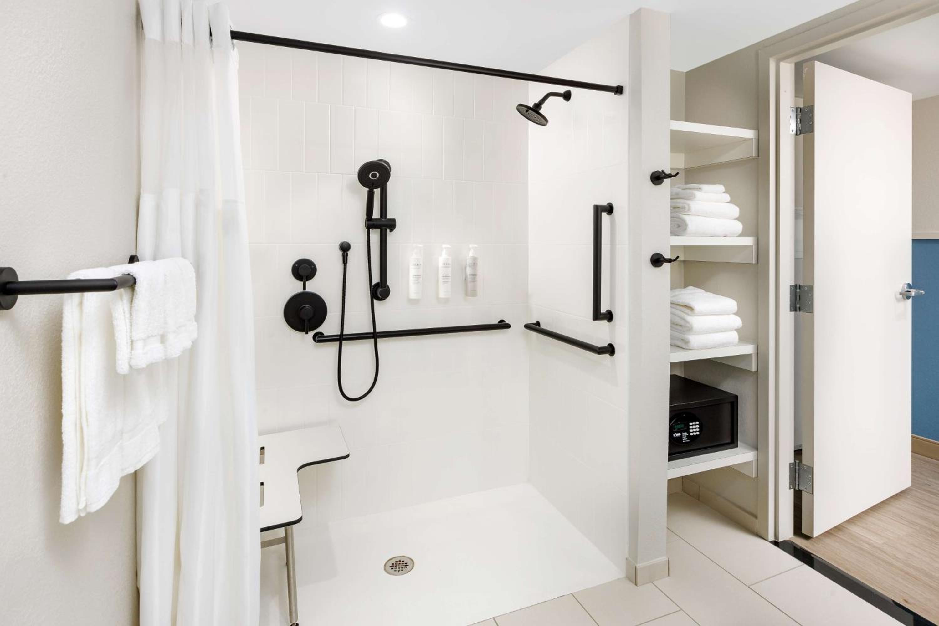 Queen Room with Two Queen Beds and Roll-In Shower - Mobility Accessible/Oceanfront photo 2