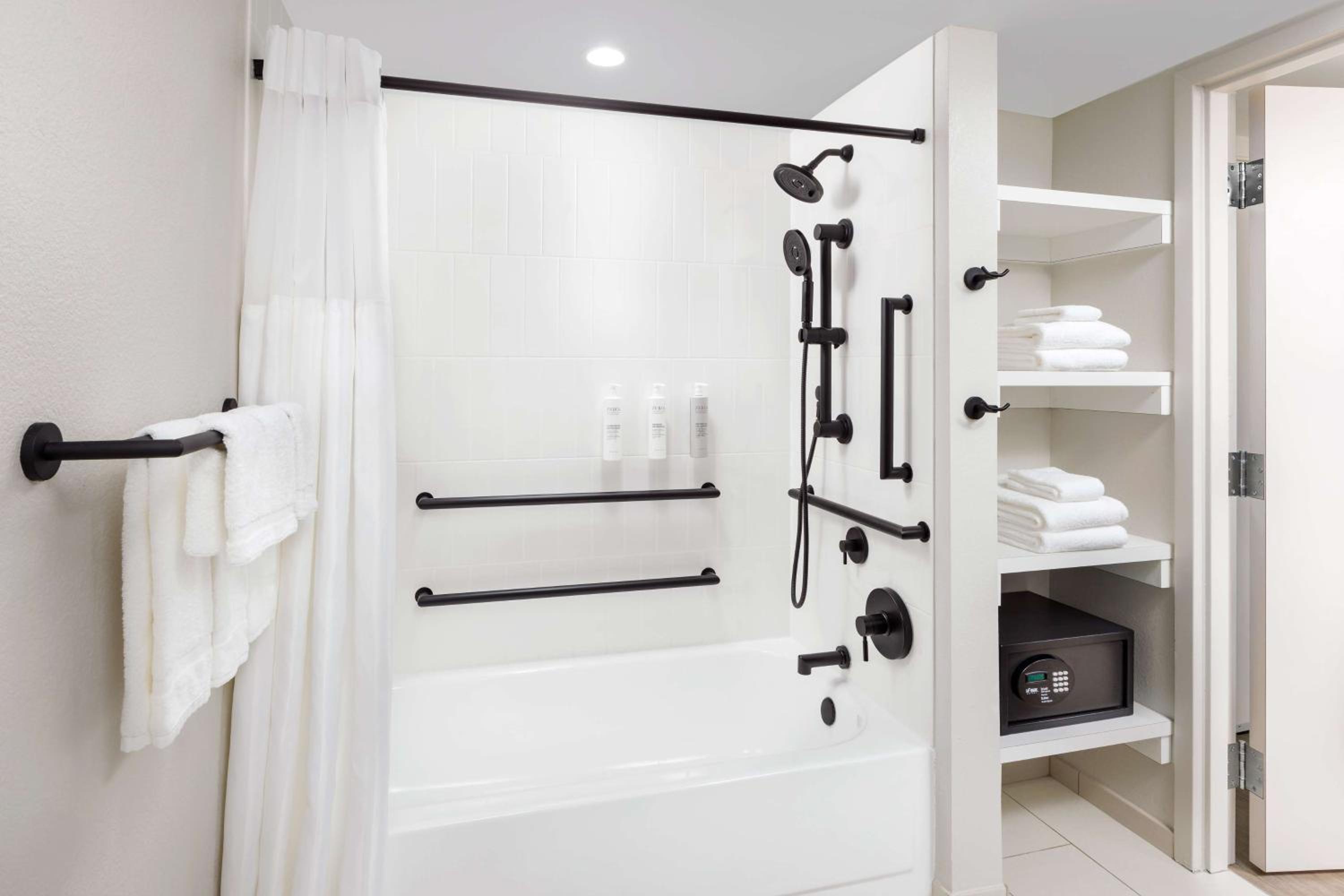 Queen Room with Two Queen Beds and Bath Tub - Mobility Accessible/Oceanfront photo 3