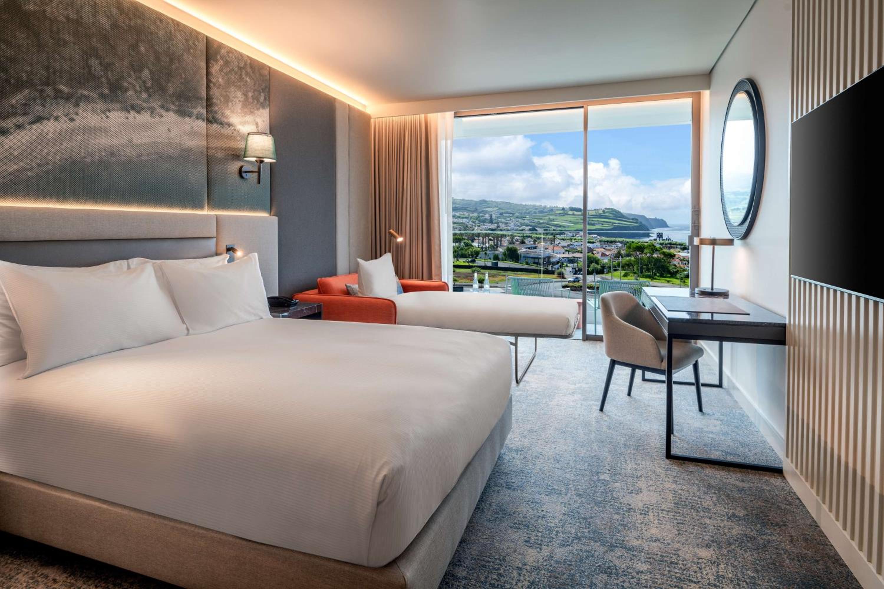 Queen Room with Sea and Mountain View - Photo 3
