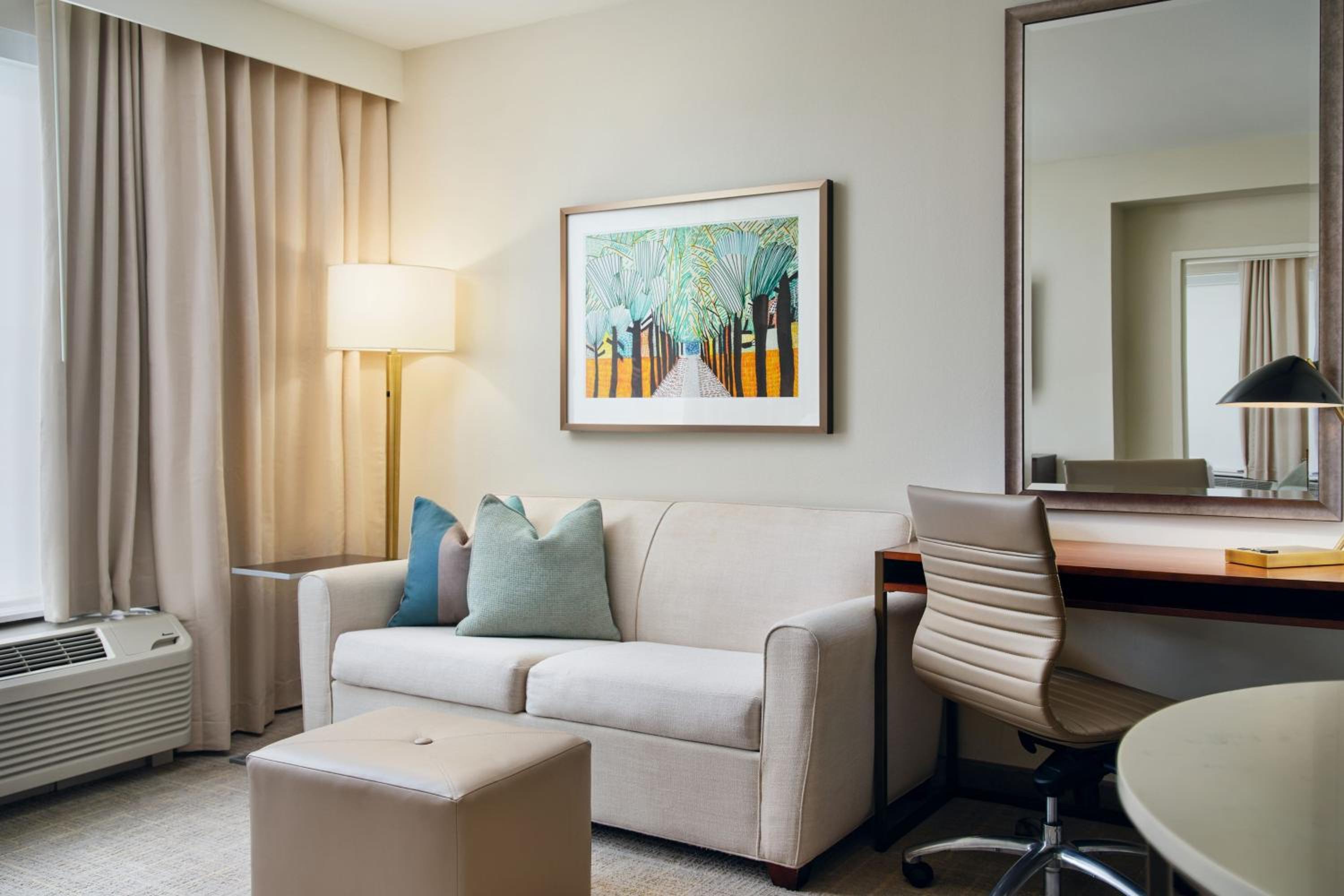 One-Bedroom King Suite with Sofa Bed and Adapted Tub – Mobility Accessible