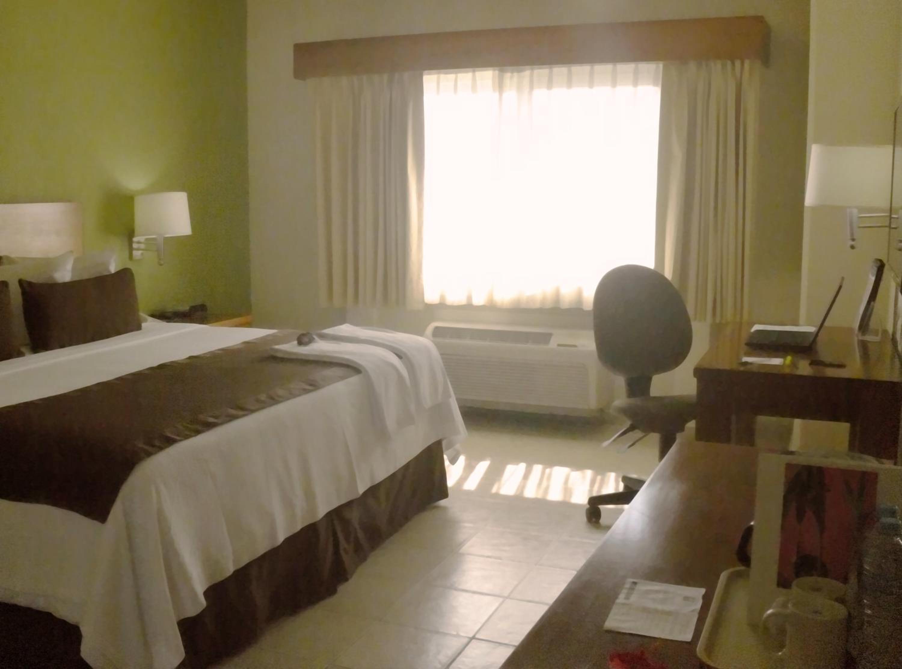 Efficiency Room with Two Double Beds - Non-Smoking photo 3