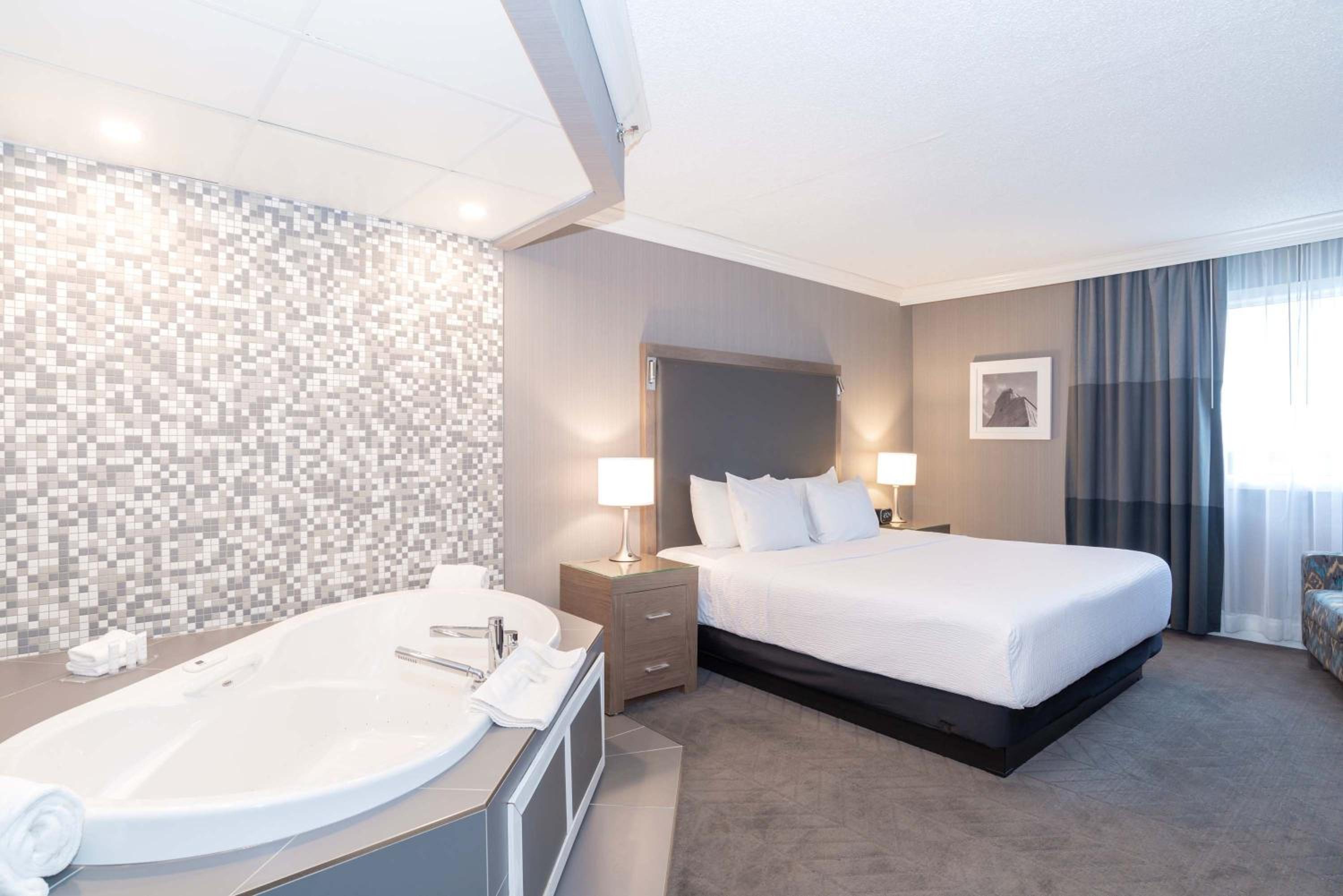 Jacuzzi Suite, 1 King Bed, Sofa Bed