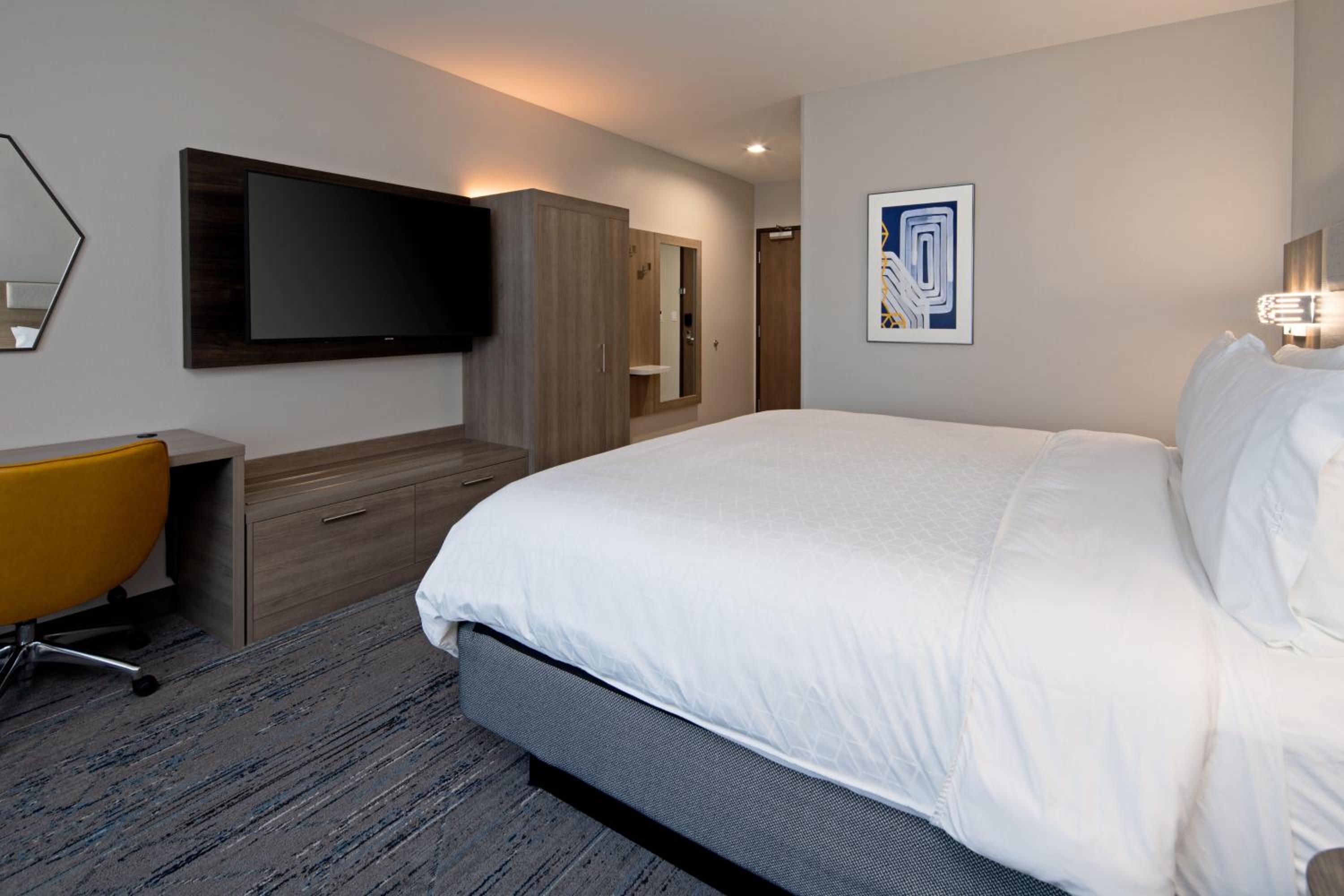 Standard King Room - Photo 12