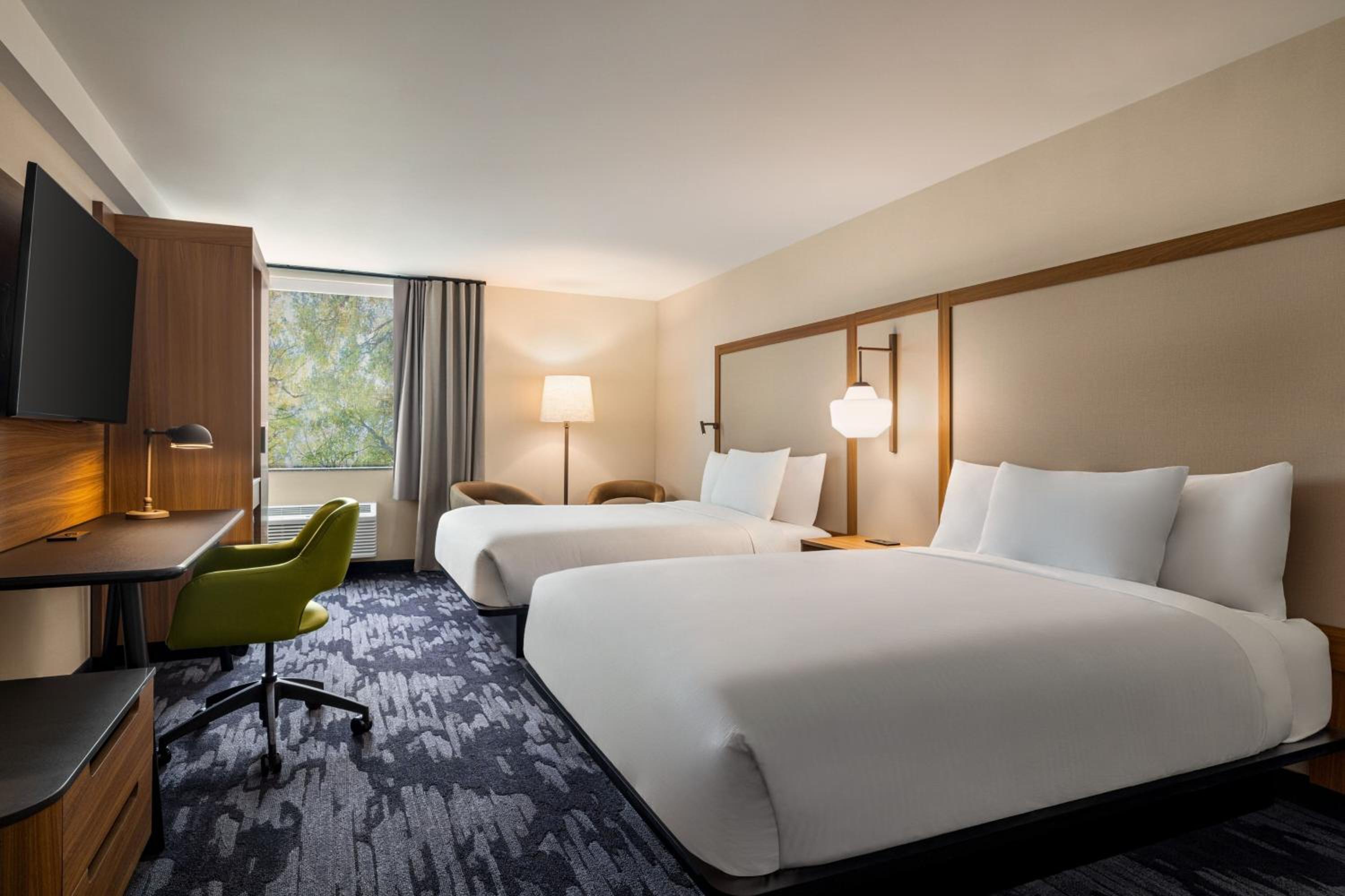 Deluxe Queen Room with Two Queen Beds - Photo 3