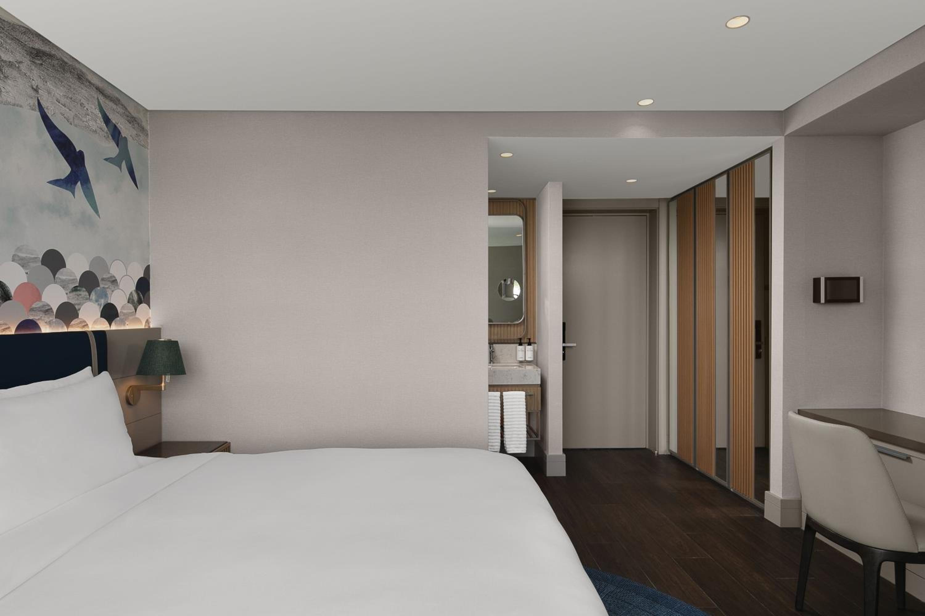 Superior King Room with City View thumbnail 6