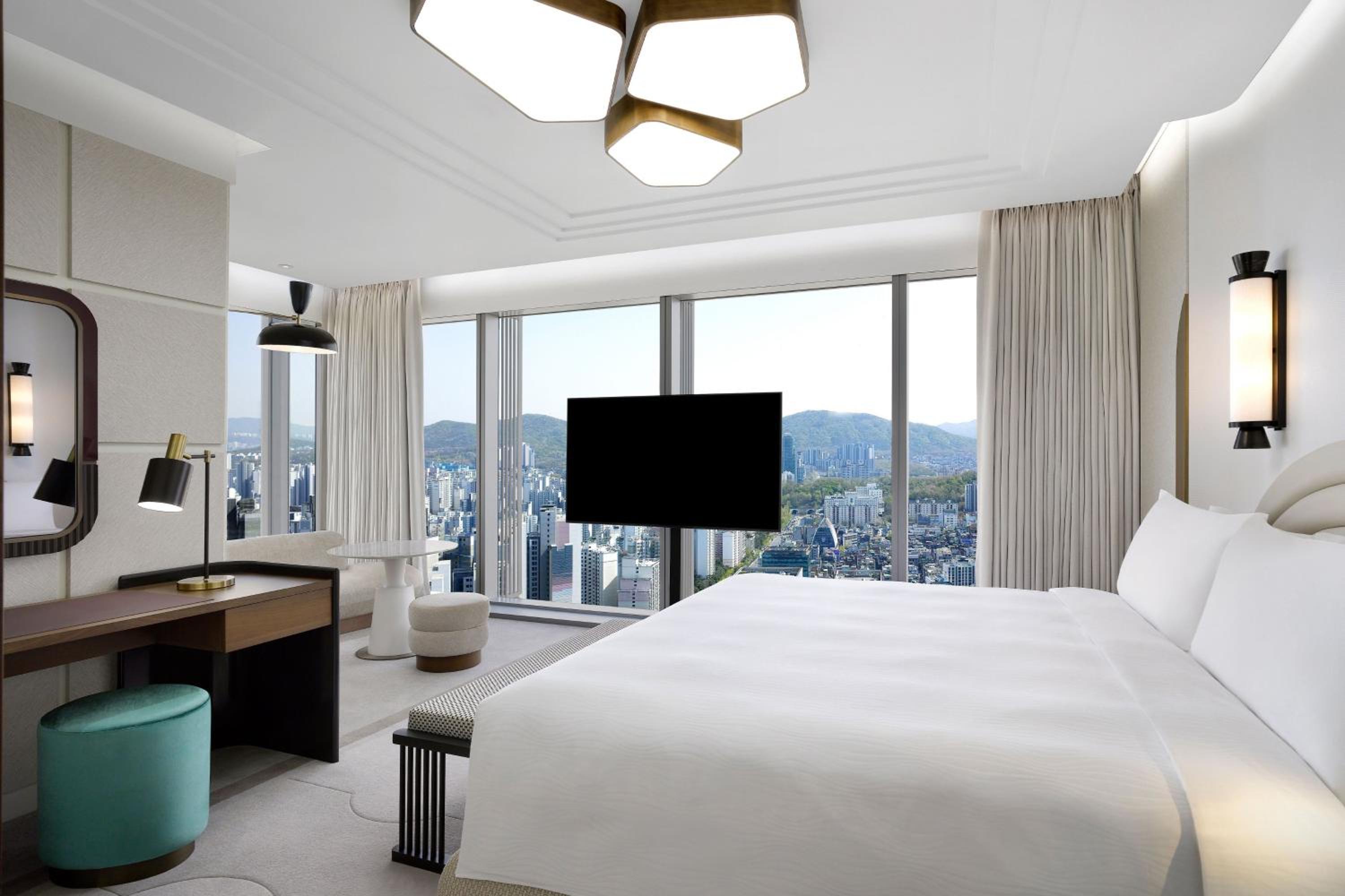 Grand Masters One-Bedroom Suite with City View - Photo 2