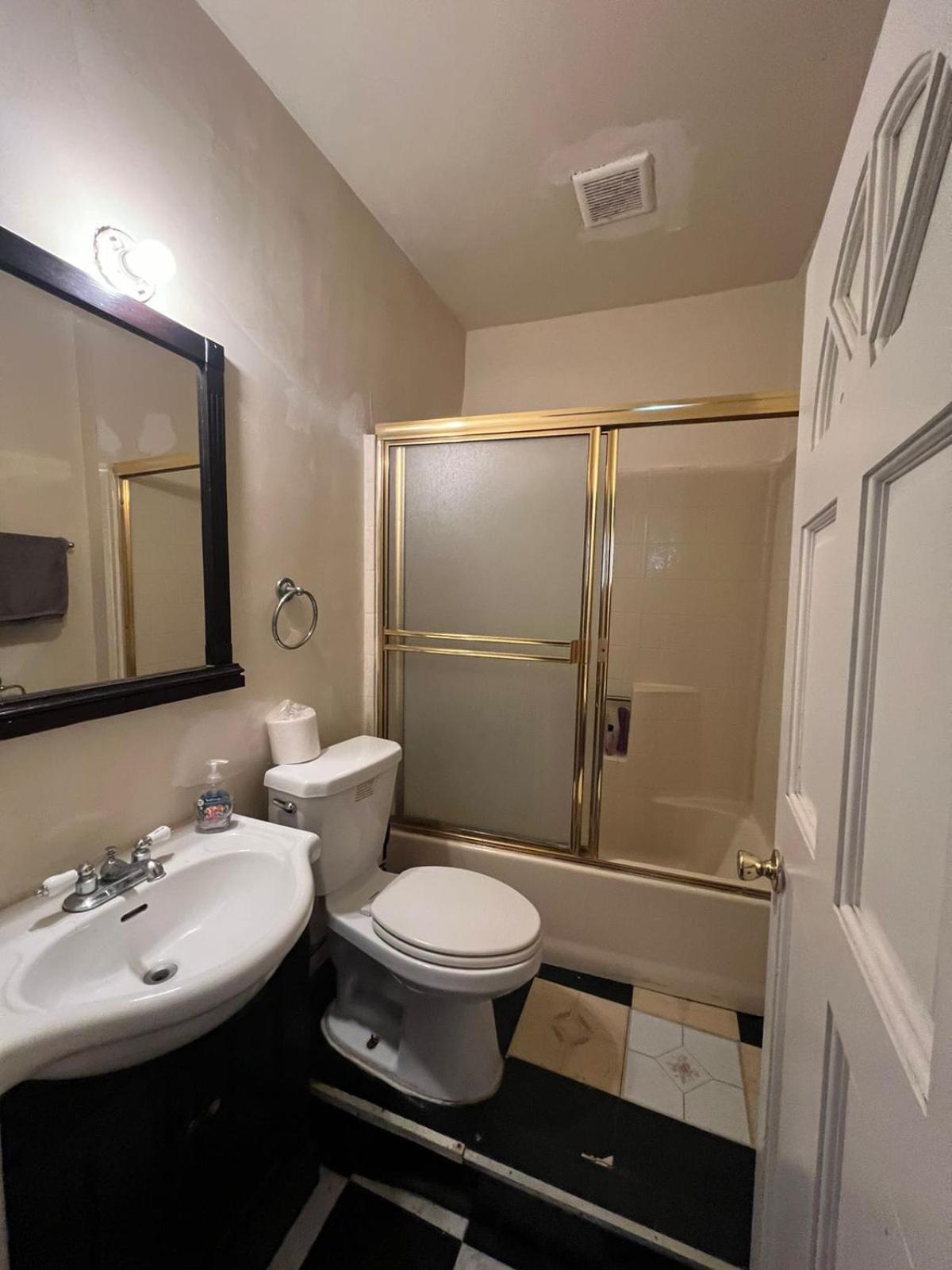 Five-Bedroom House photo 3