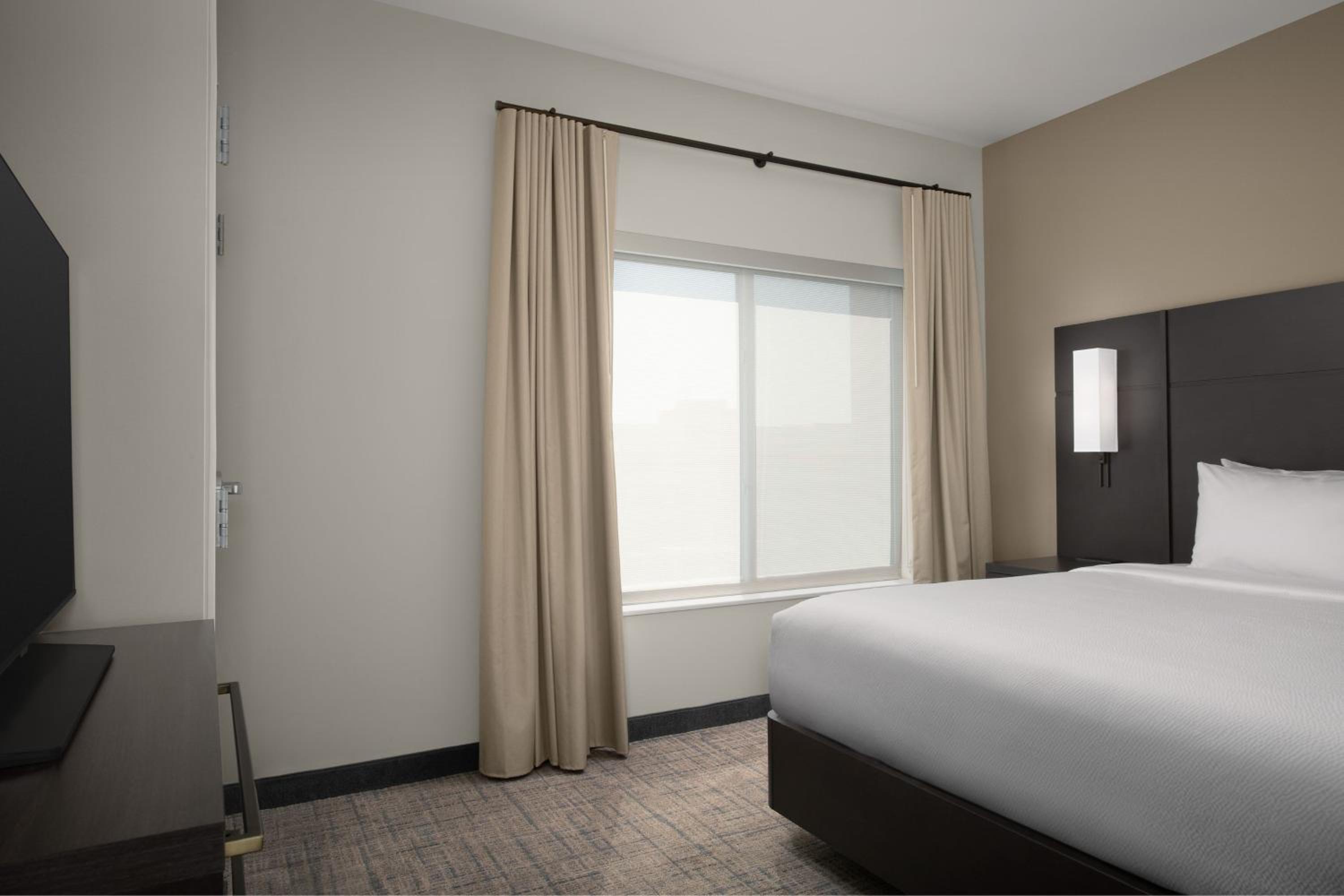 One-Bedroom King Suite with Sofa Bed  - Photo 2