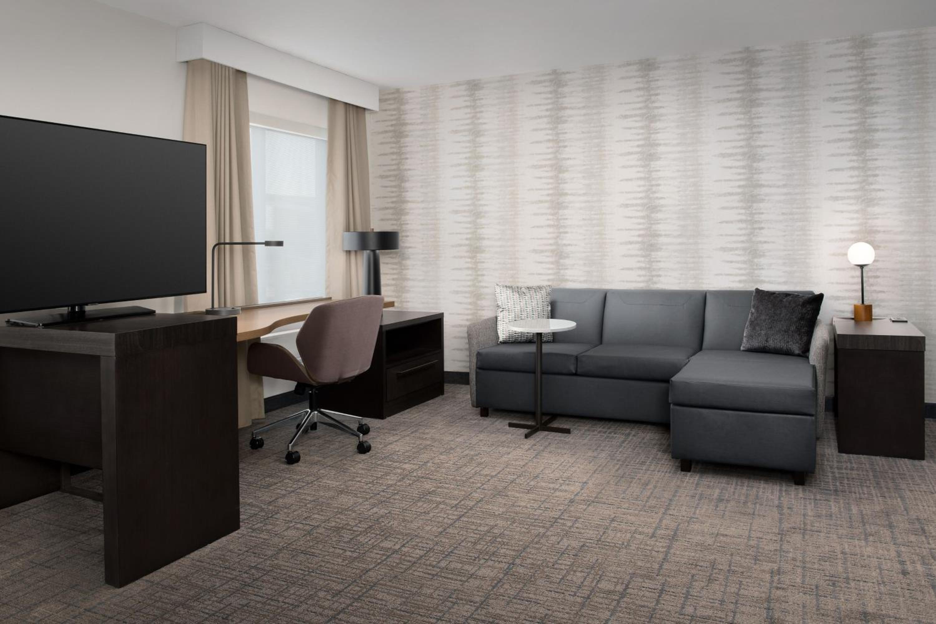 Queen Studio with Two Queen Beds and Sofa Bed - Photo 4