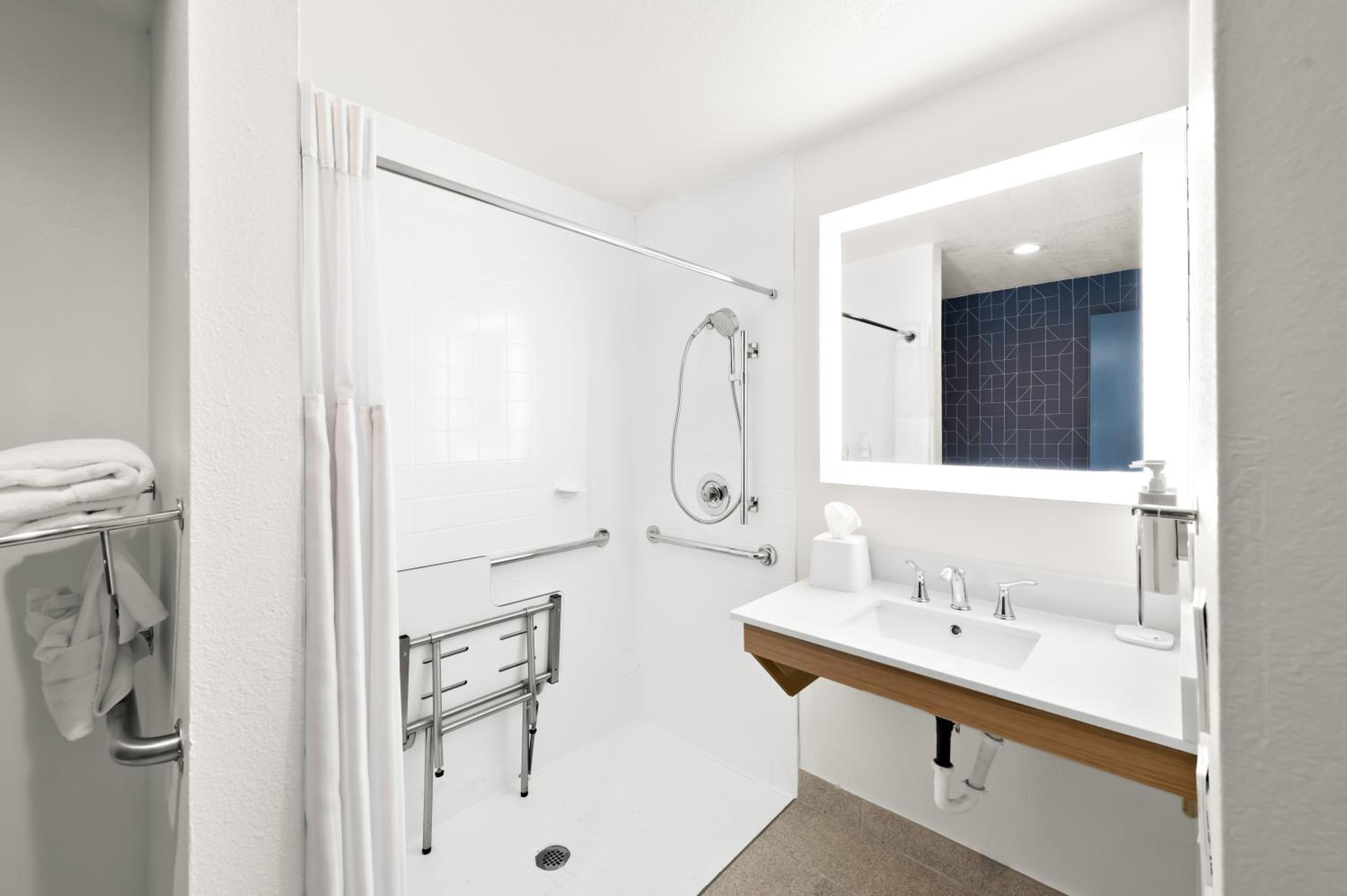 Queen Room With Accessible Tub photo 2