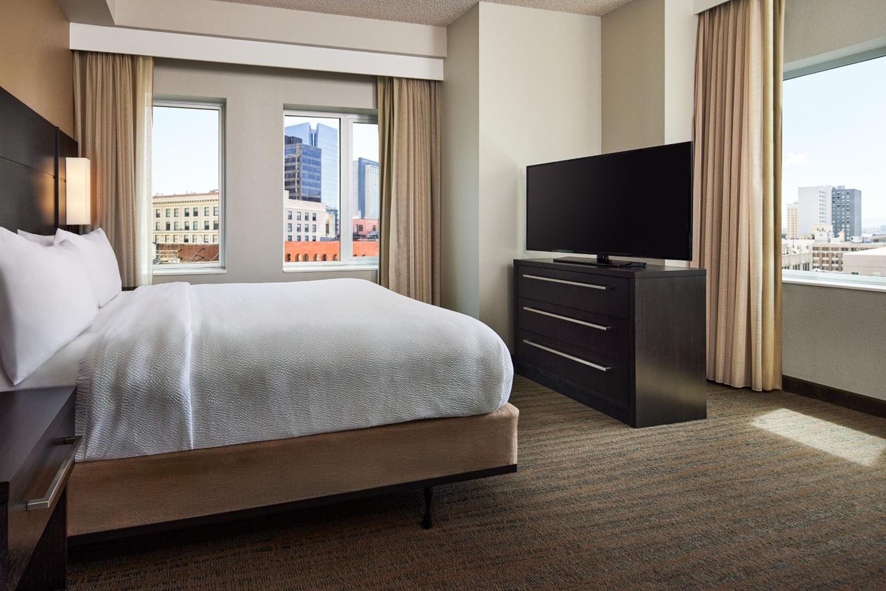 One-Bedroom Suite - Photo 4