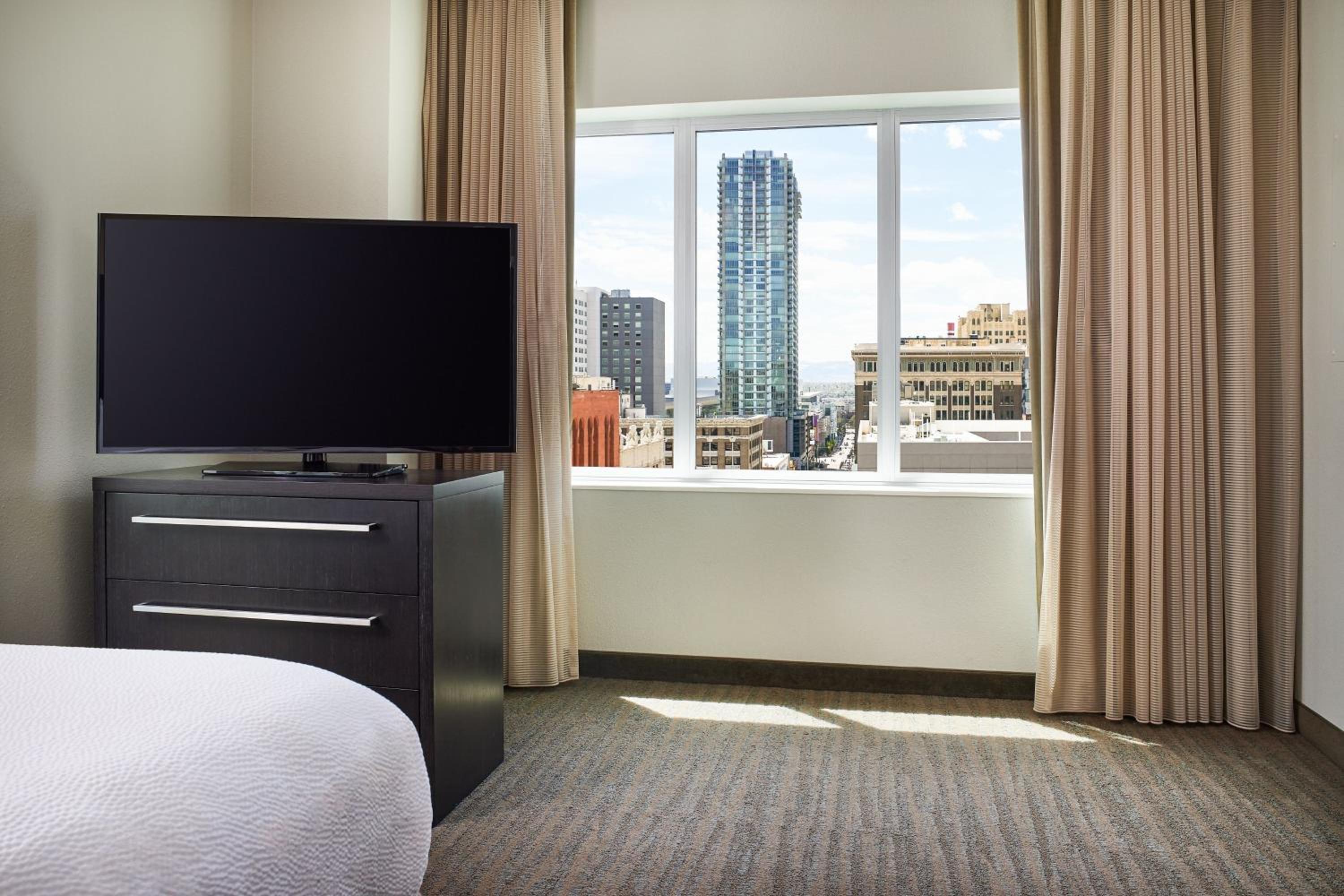 Corner One Bedroom, 1 Bedroom Larger Suite