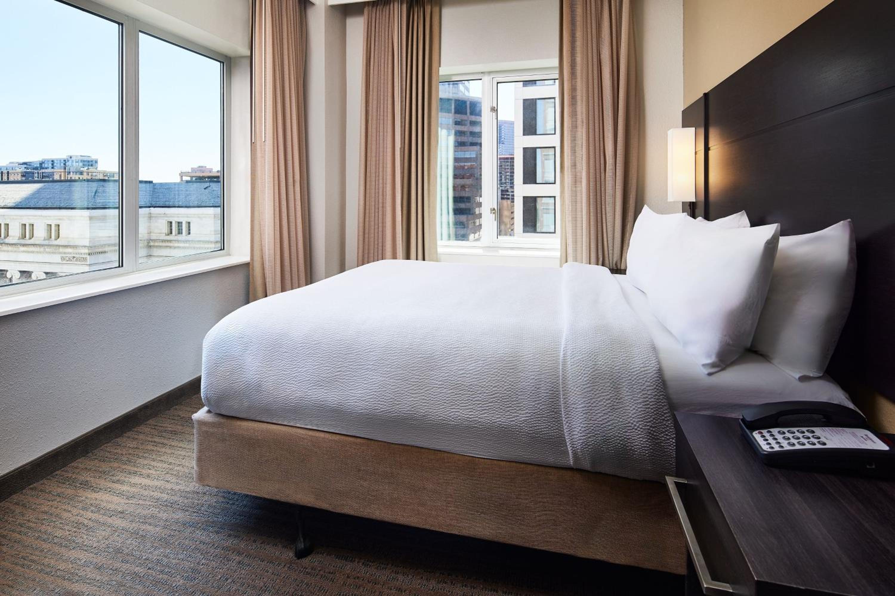 One-Bedroom Suite - Photo 7