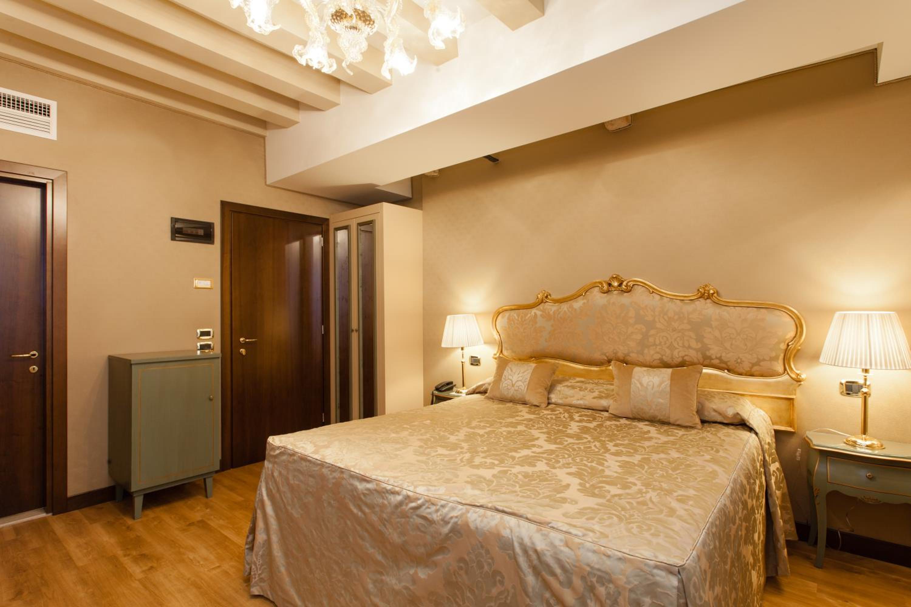 Superior Double or Twin Room thumbnail 5
