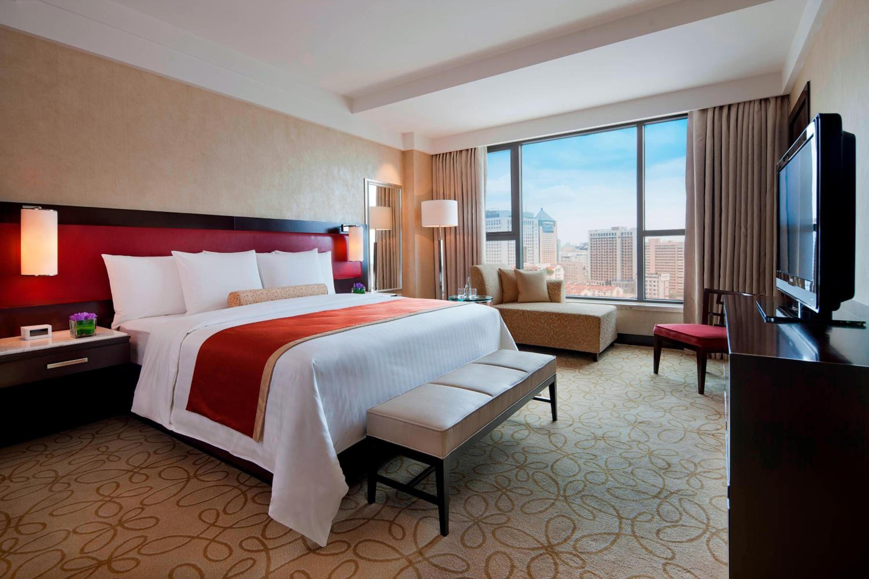 Deluxe King Room, Guest room, 1 King, City view - Photo 4
