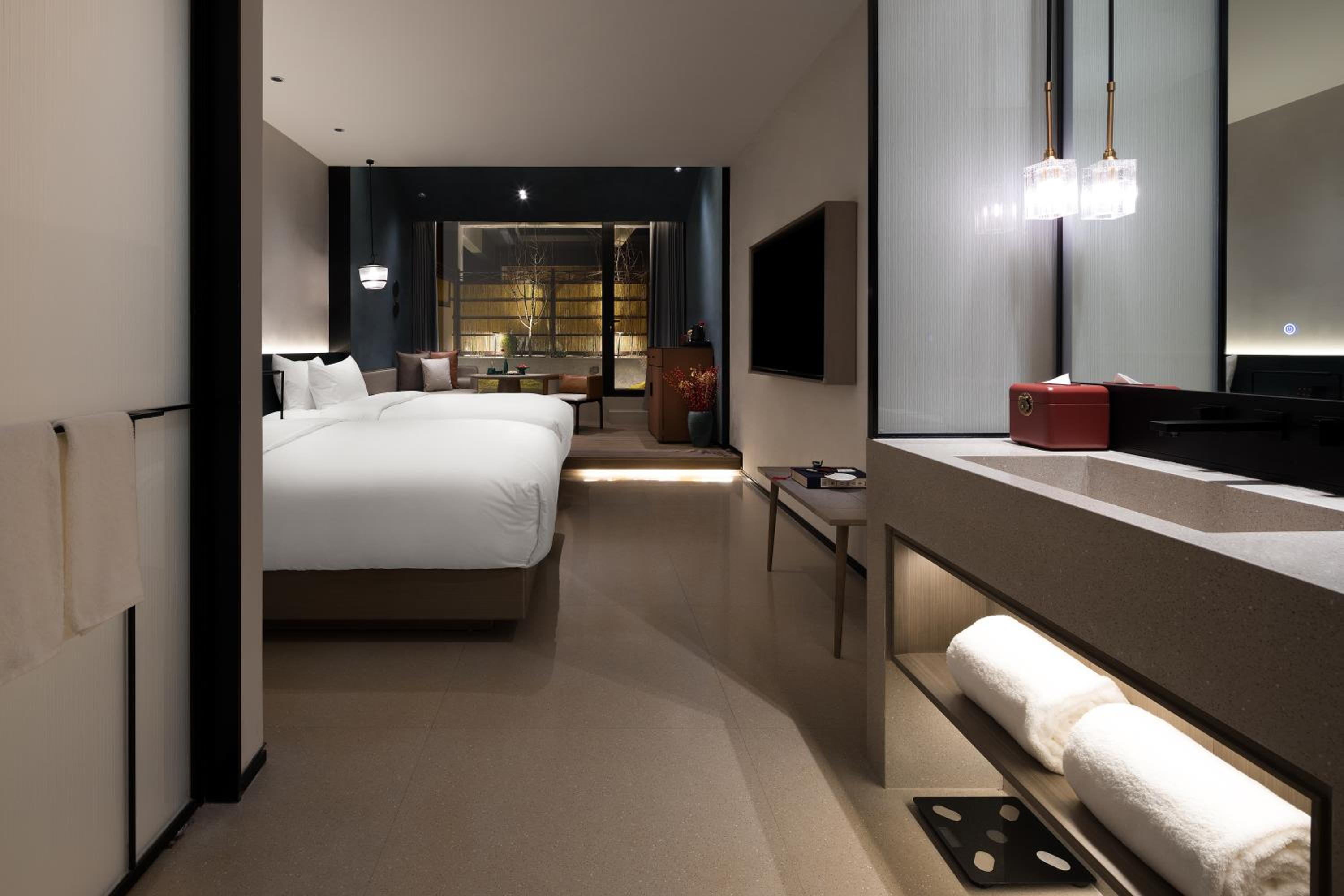 Deluxe Courtyard Suite