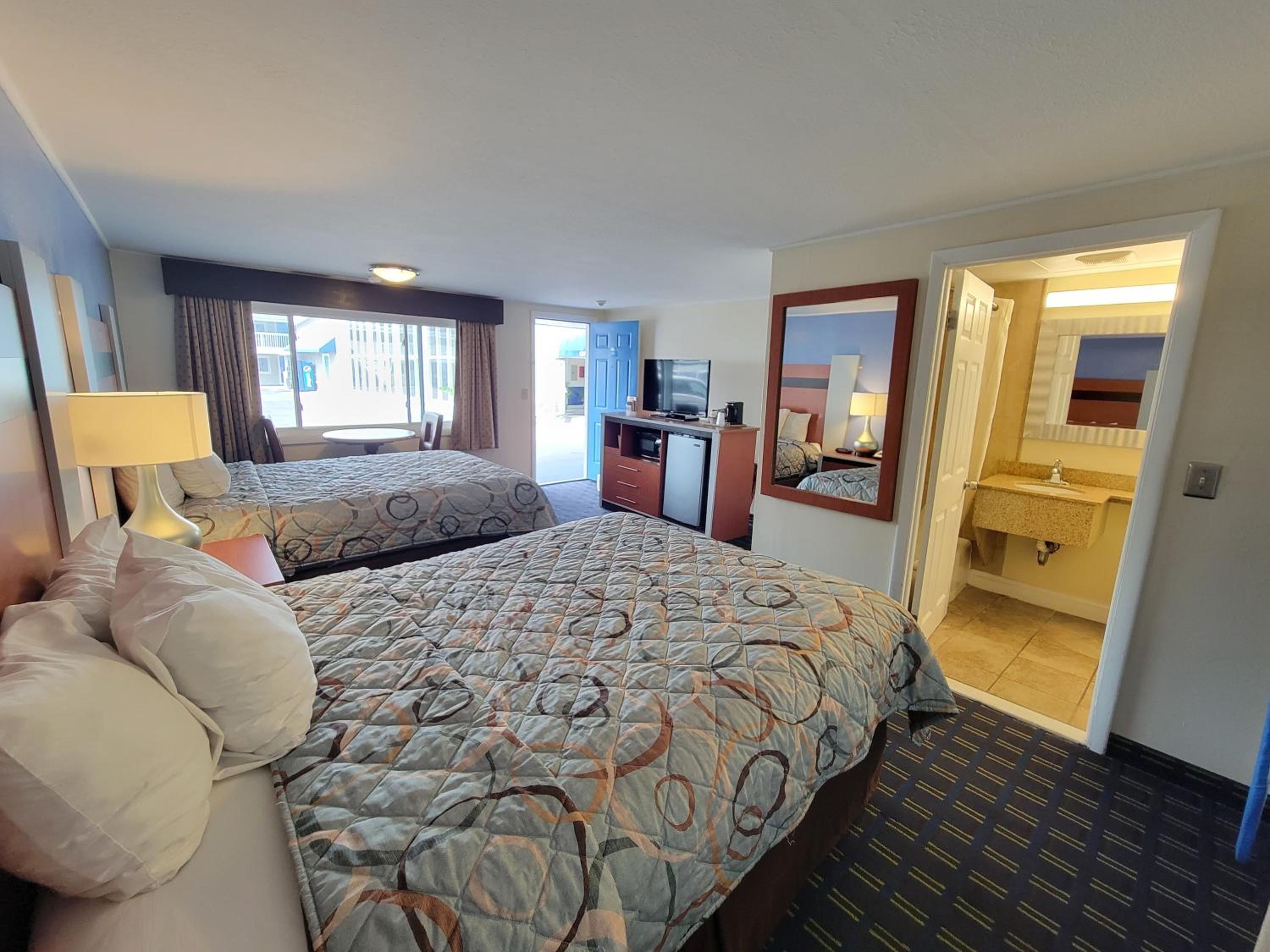 Queen Room with Two Queen Beds - Non-Smoking - Photo 2