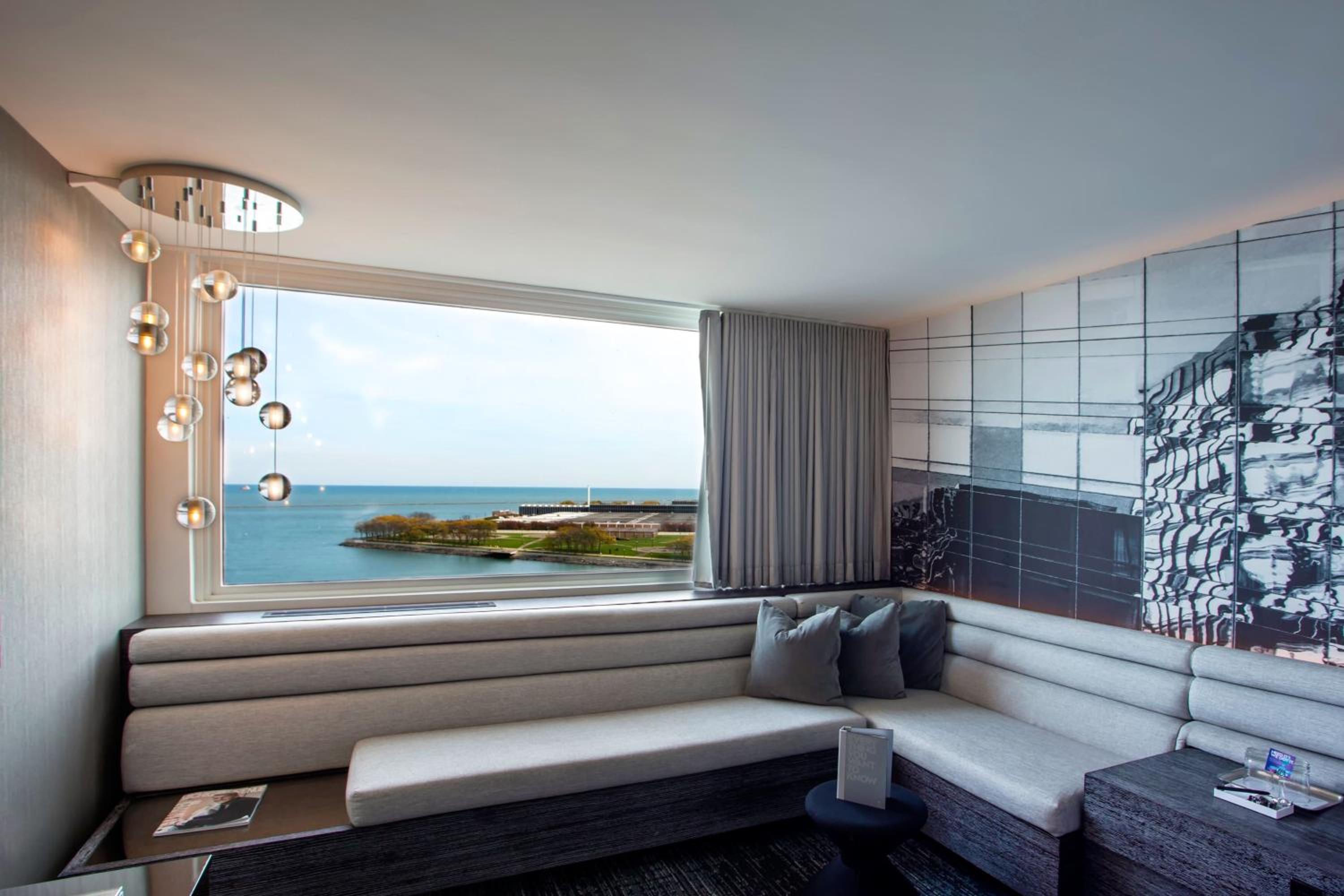Spectacular King Room With Lake View And Roll-In Shower - Mobility And Hearing Accessible