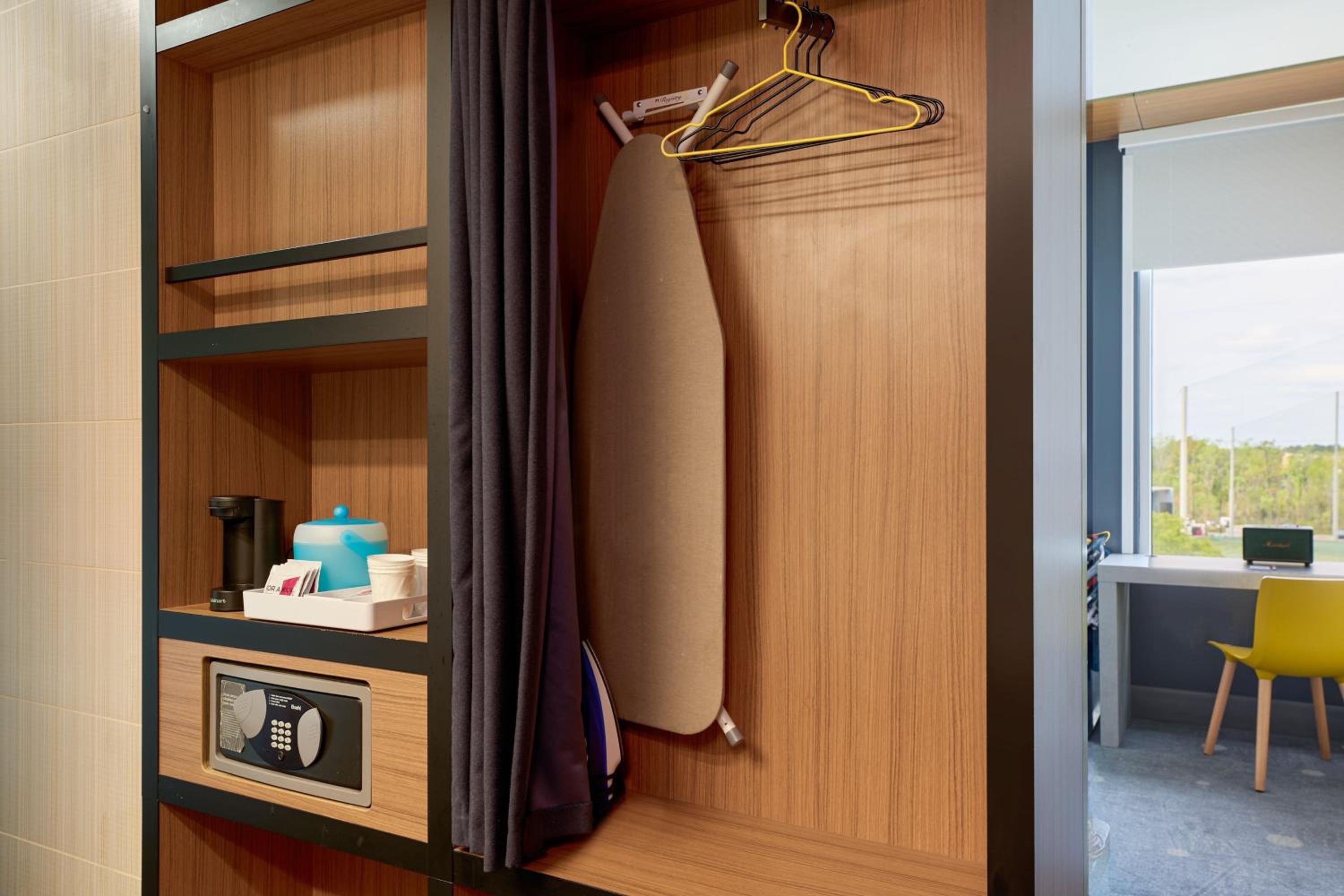 Aloft Room, Guest room, 1 King - Photo 7