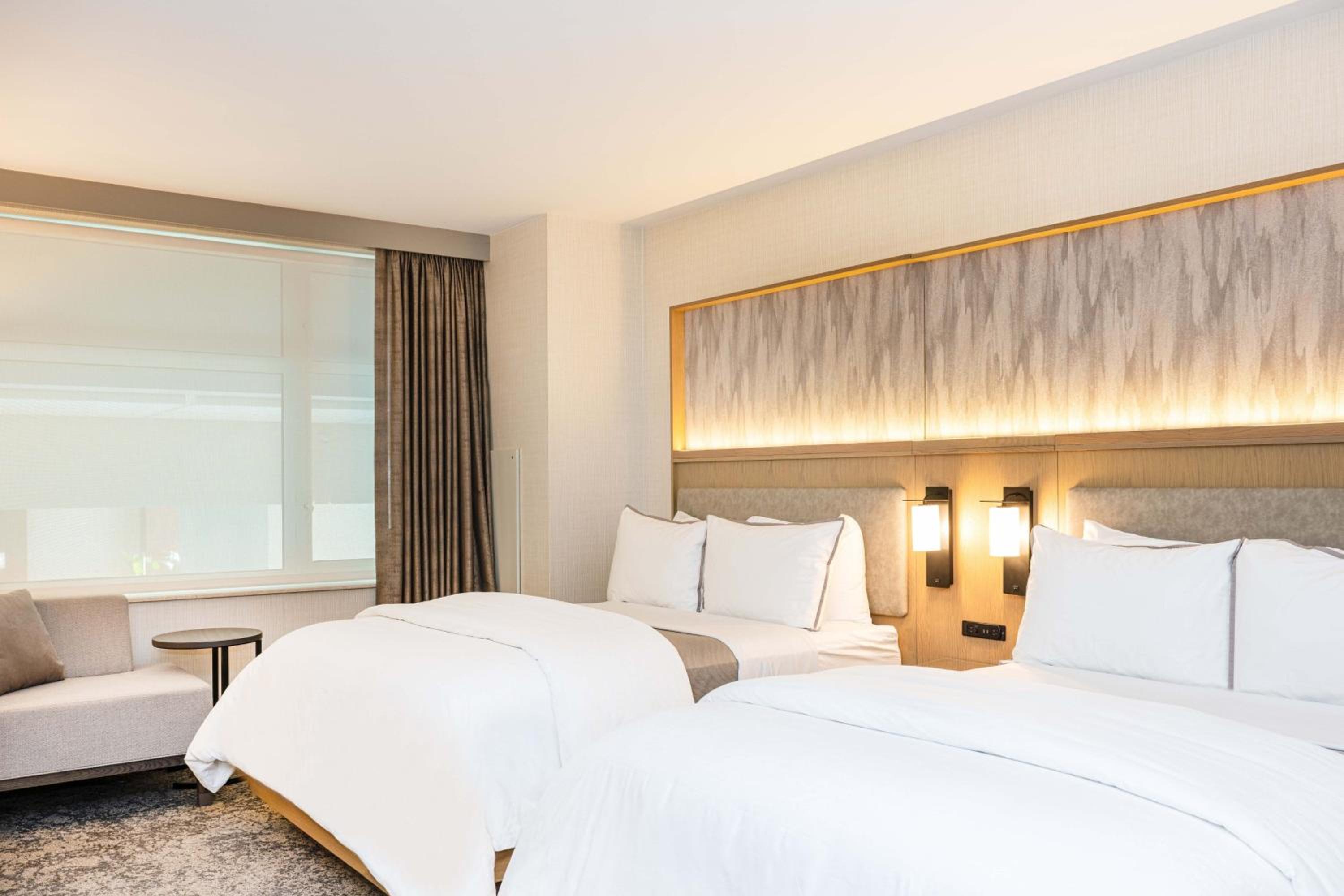 Traditional Queen Room with Two Queen Beds and Roll-in Shower - Mobility Accessible - Photo 4