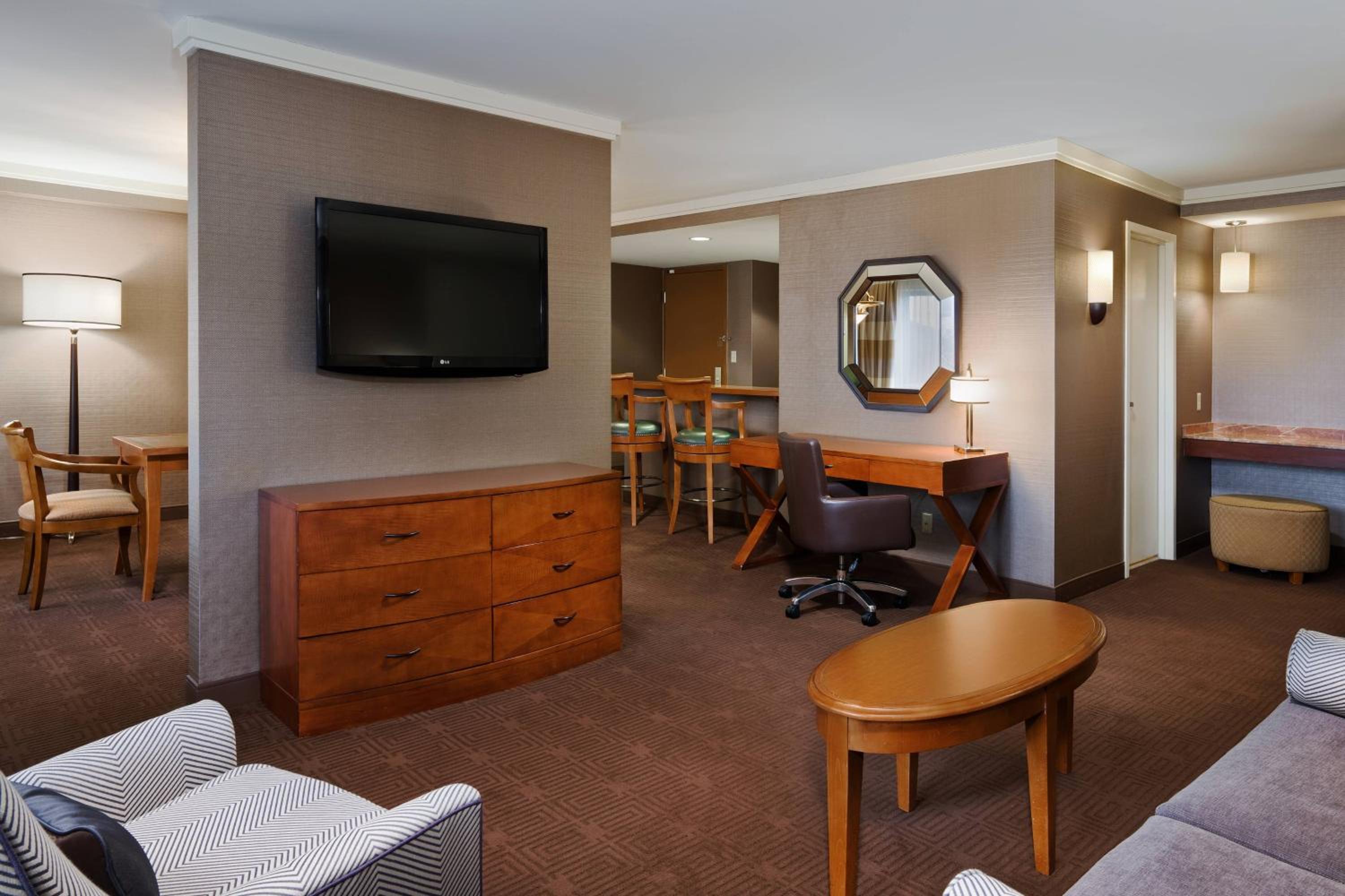 Concierge level, Suite, 1 King or 2 Queen - Photo 5