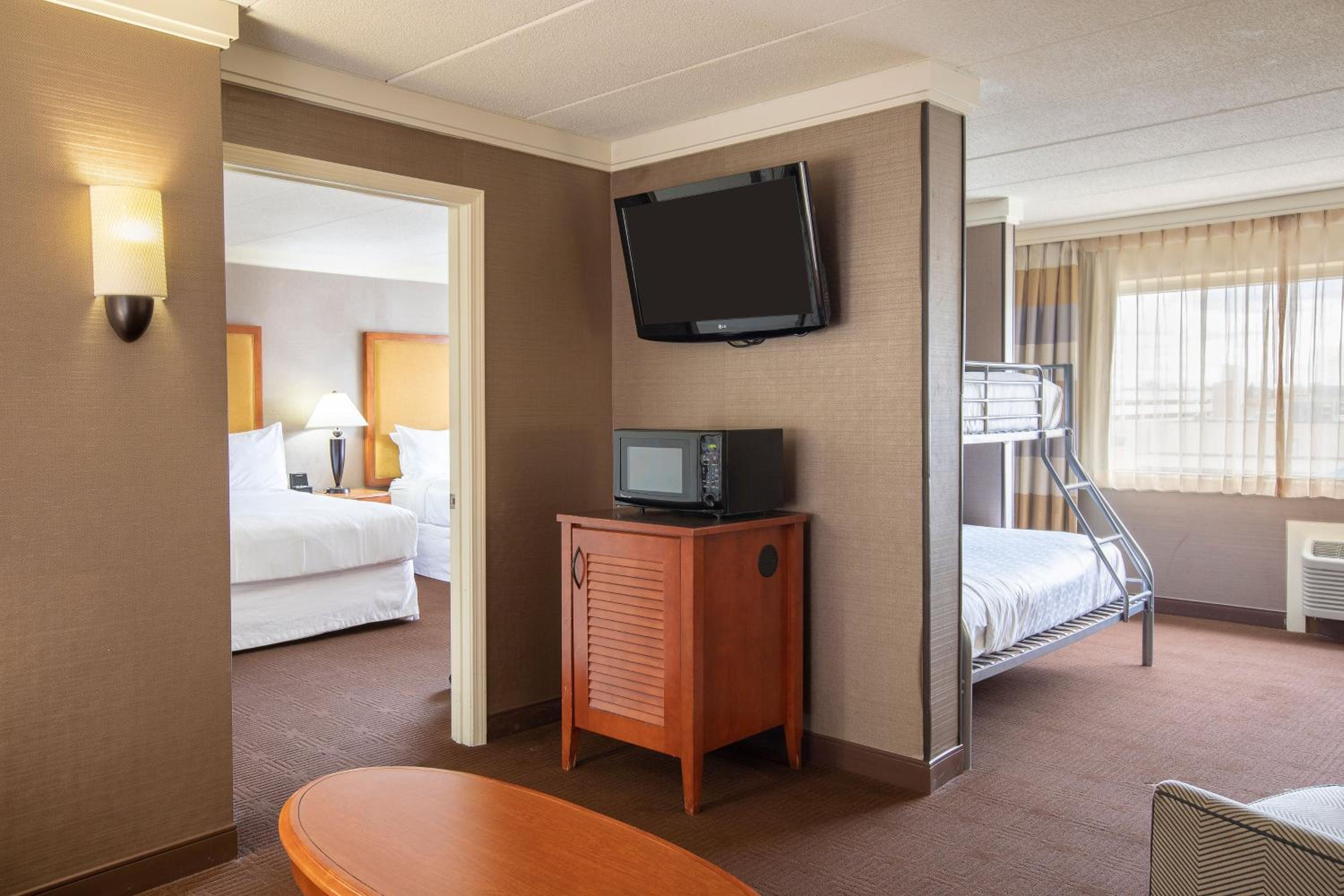 Suite, 1 King bunk or 2 Queen, Sofa bed photo 1