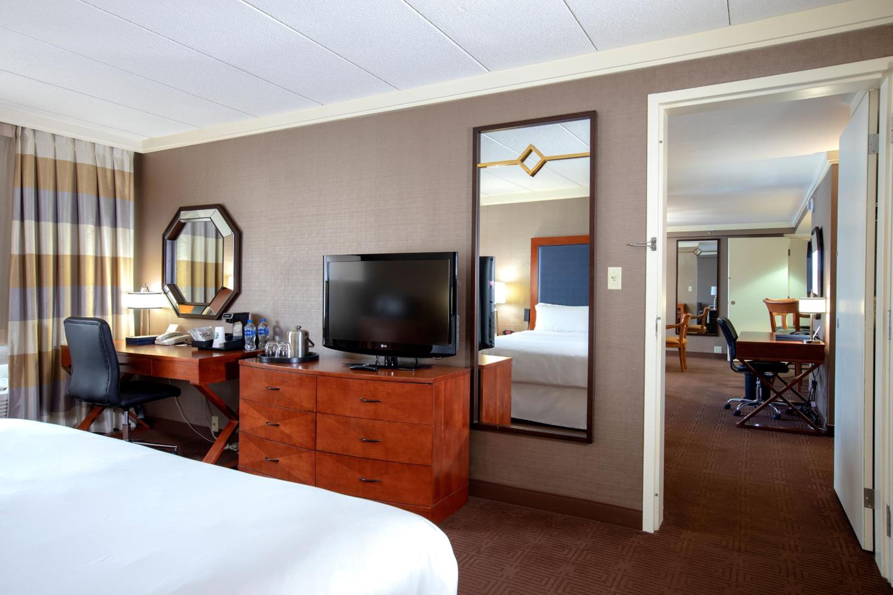 Concierge level, Suite, 1 King or 2 Queen - Photo 3