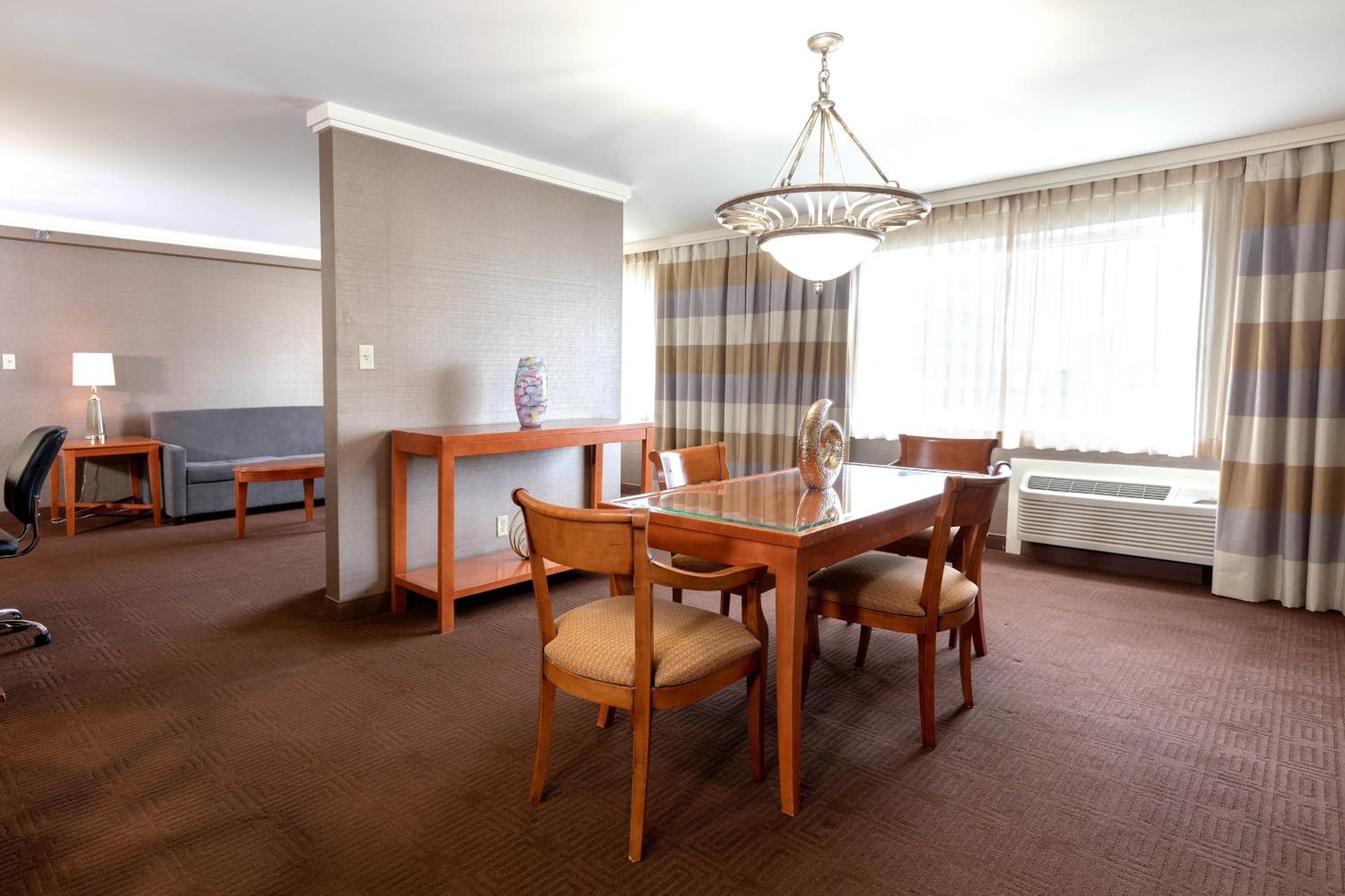 Concierge level, Suite, 1 King or 2 Queen - Photo 6