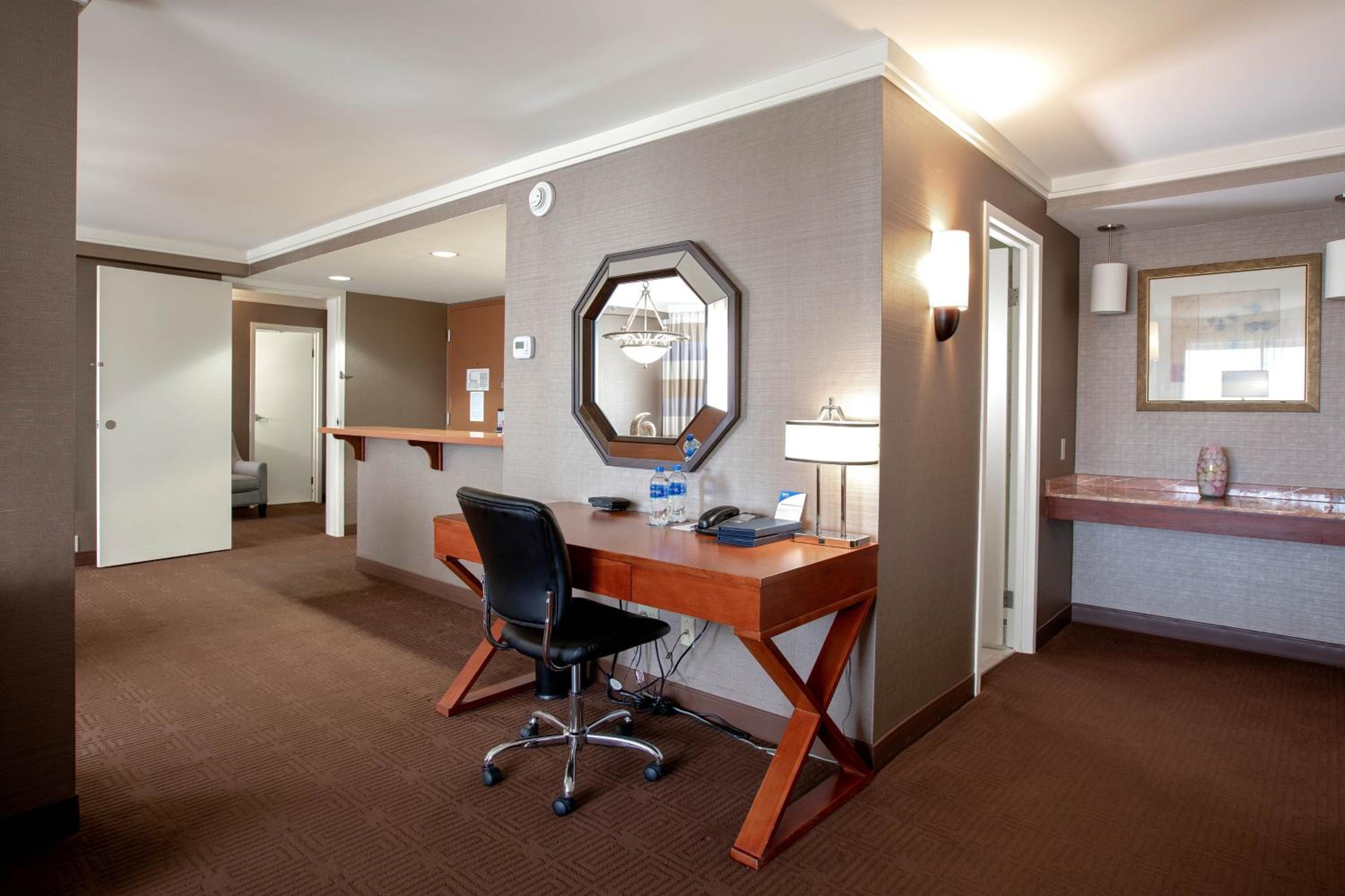 Concierge level, Suite, 1 King or 2 Queen - Photo 7