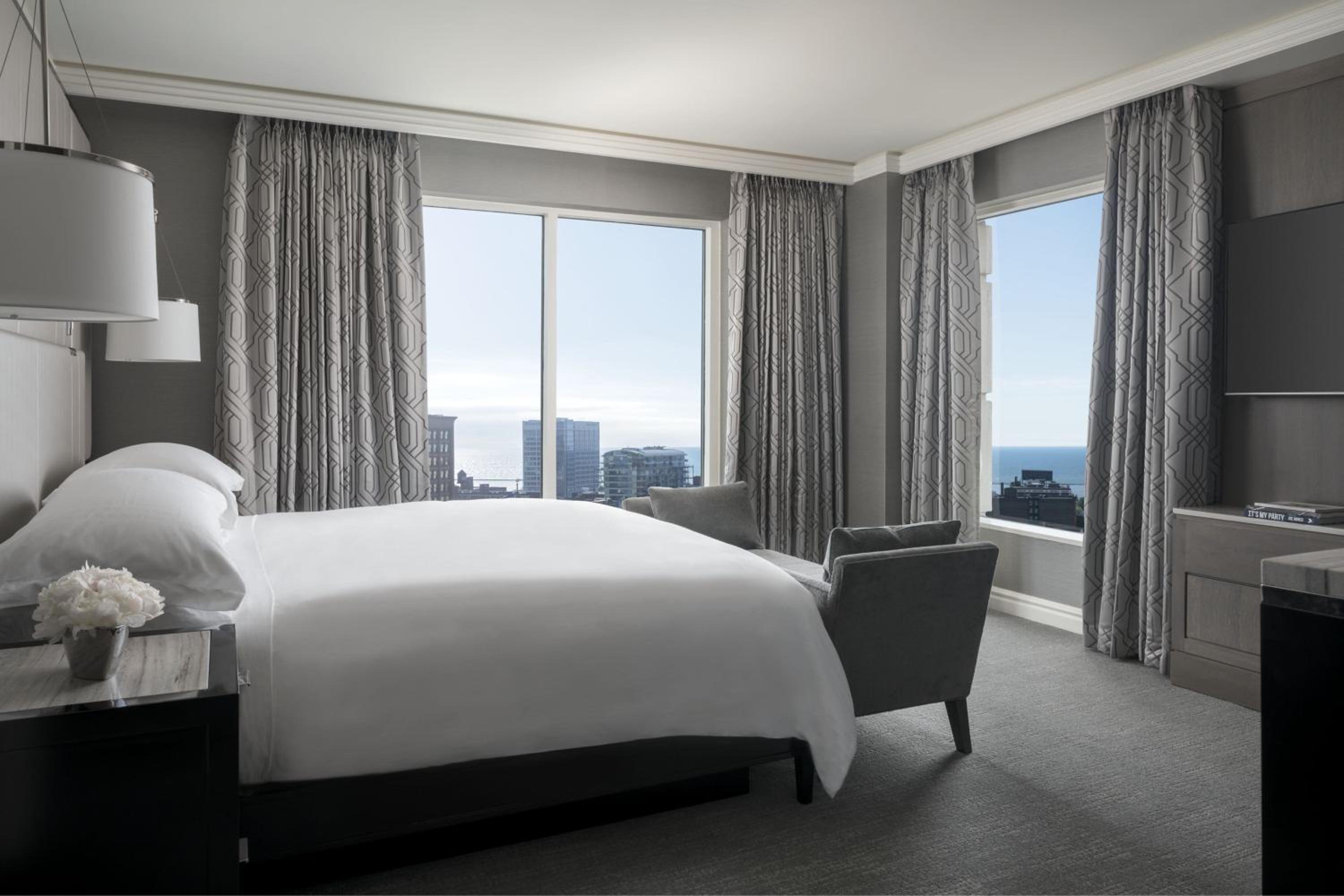 King Suite with Sofa Bed - Corner Room - Photo 2