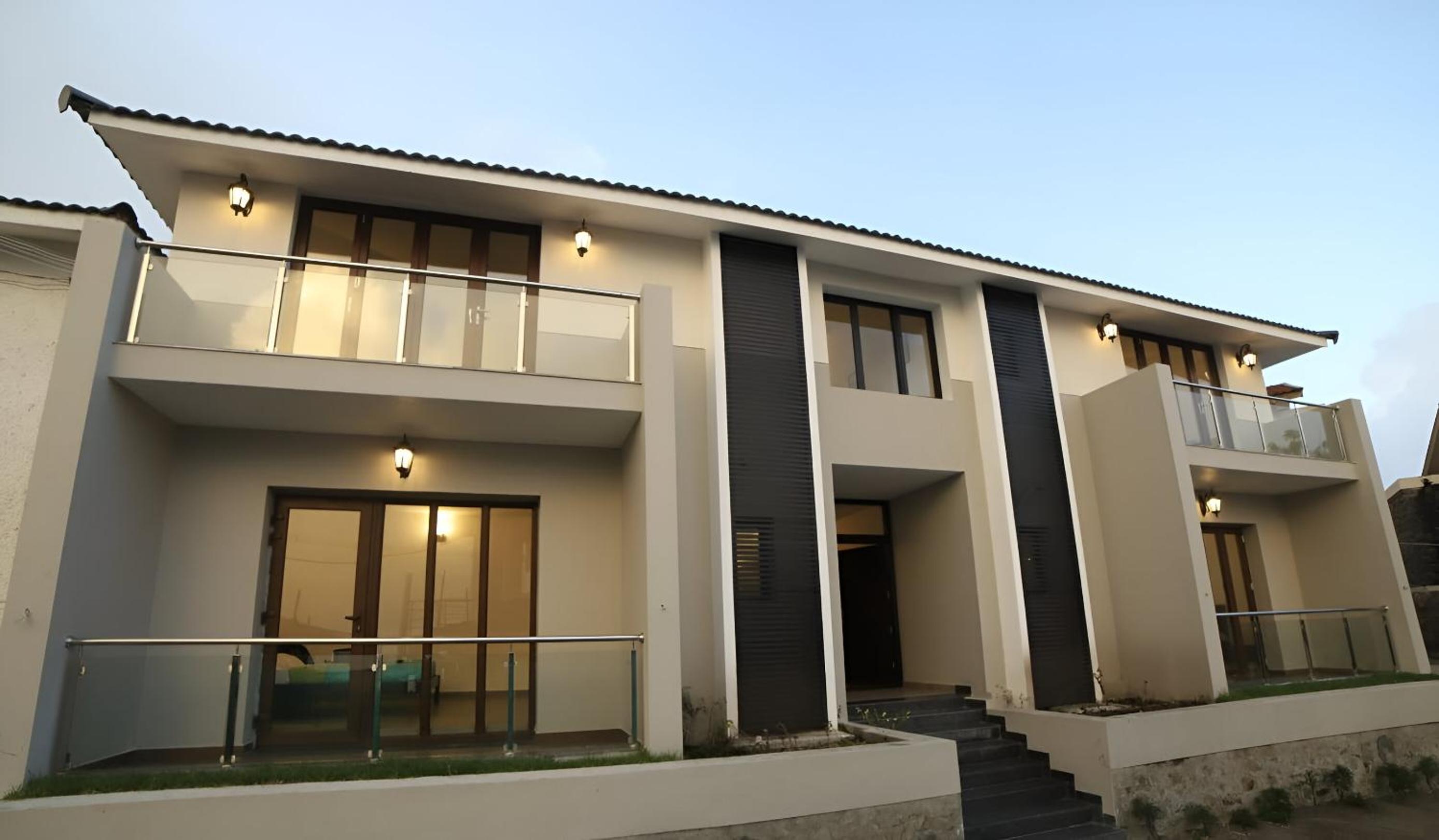 Five-Bedroom House photo 3