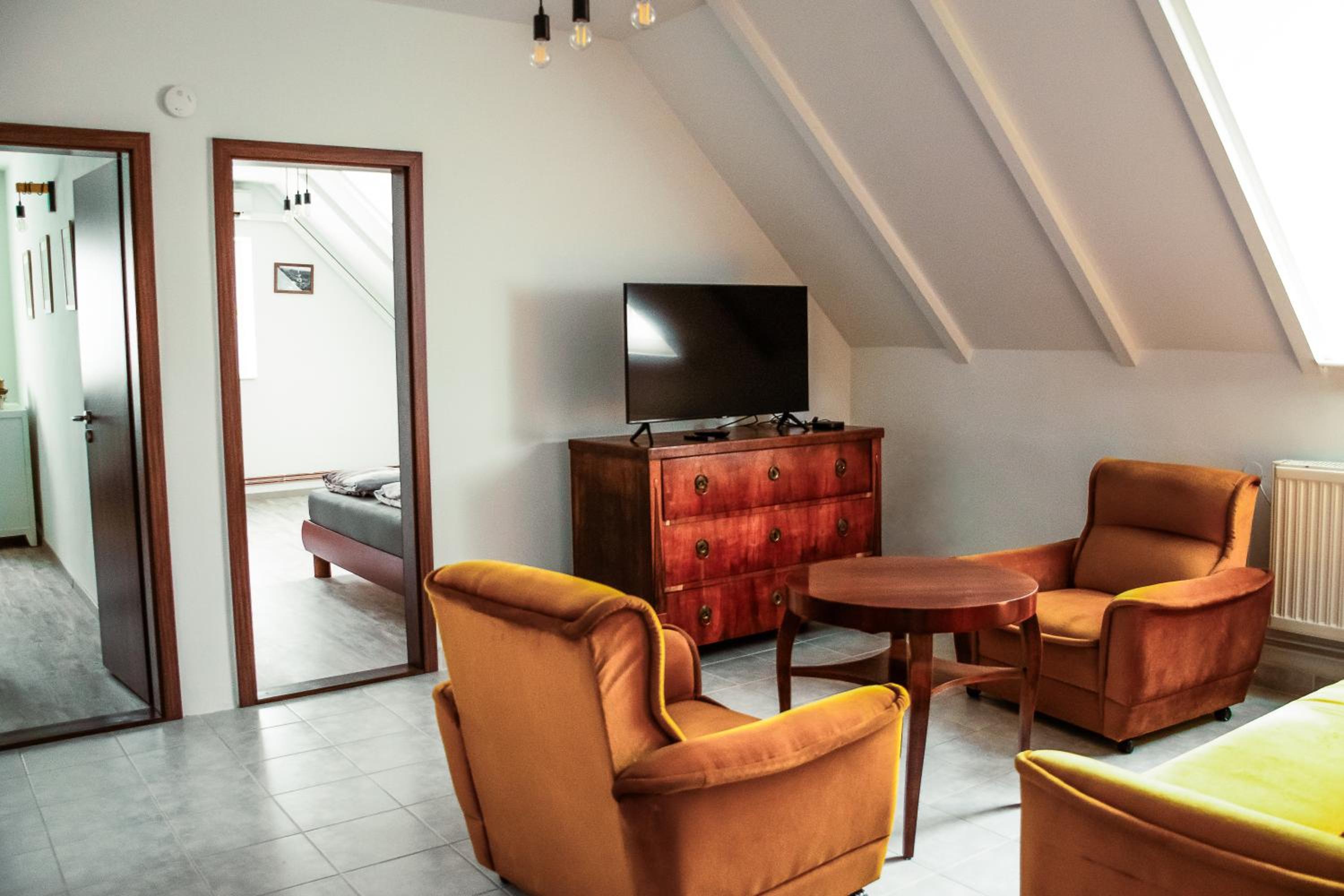 Five-Bedroom House photo 1