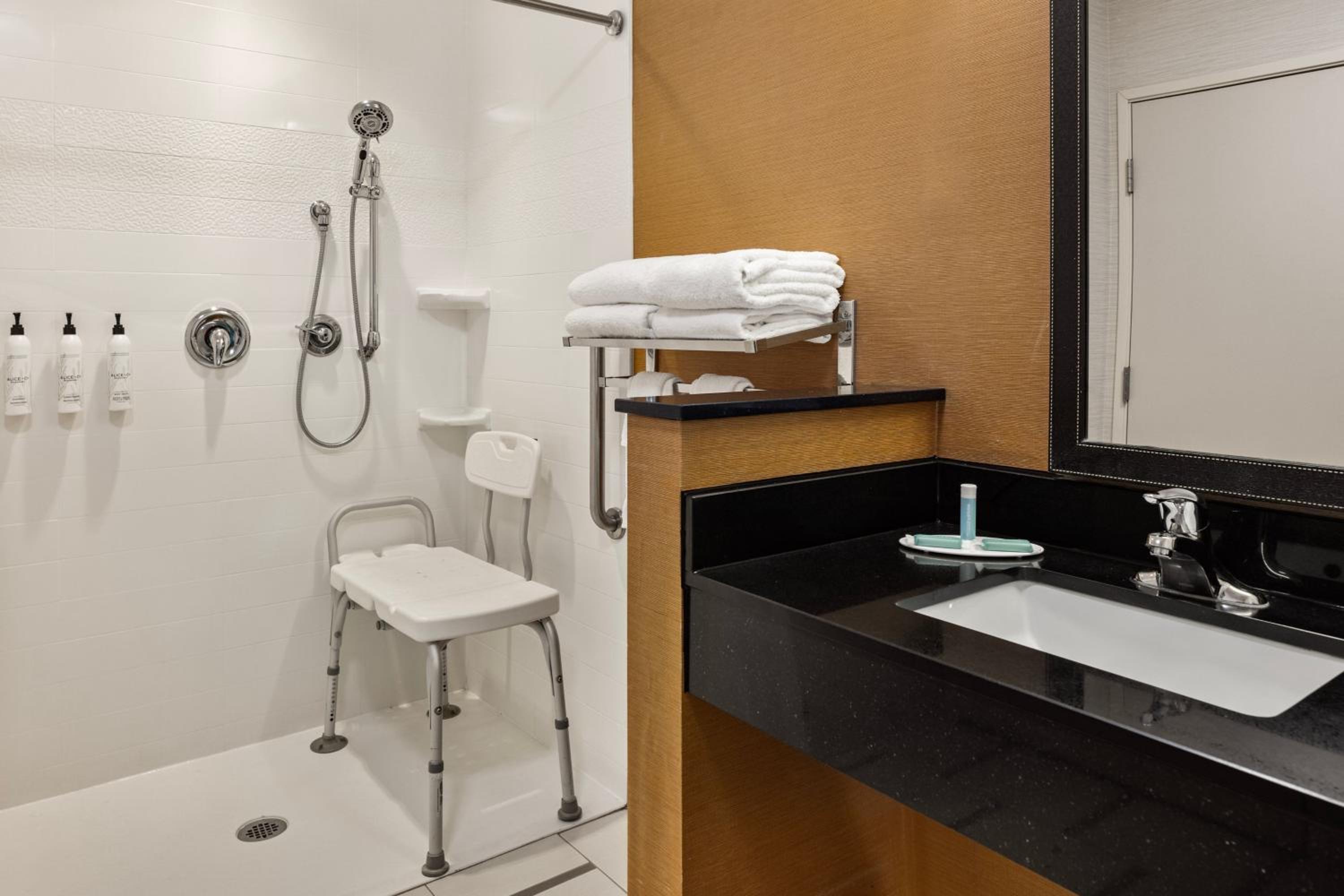 Executive Suite, 2 Queen, Sofa bed (Mobility Accessible w/ Tub)