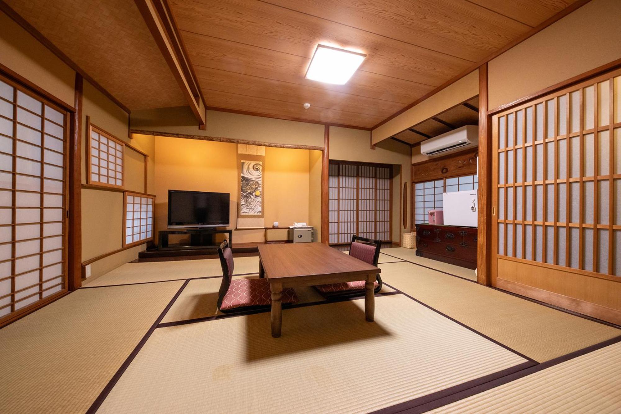 Japanese-Style Quadruple Room with Private Hot Spring photo 1