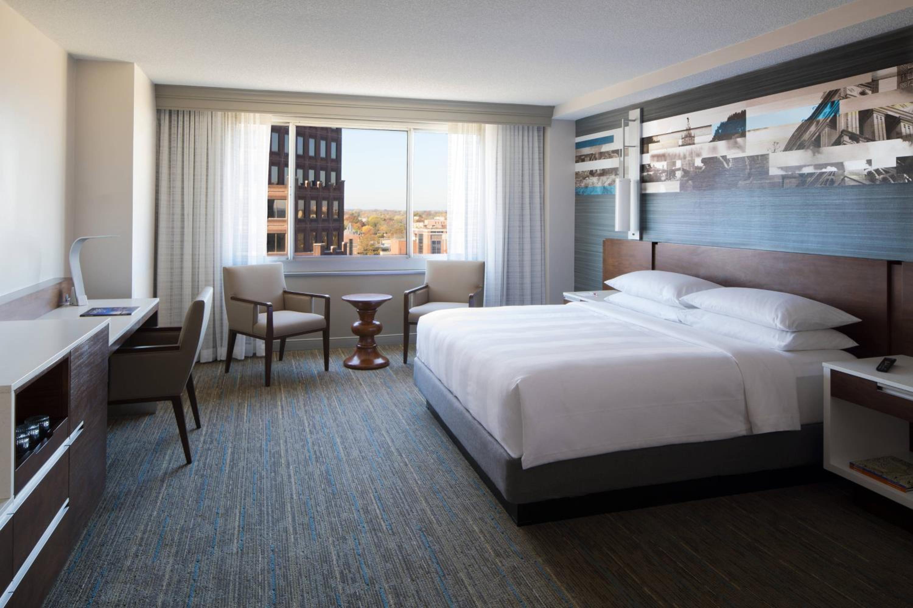 Executive King Room with Sofa Bed - Photo 4