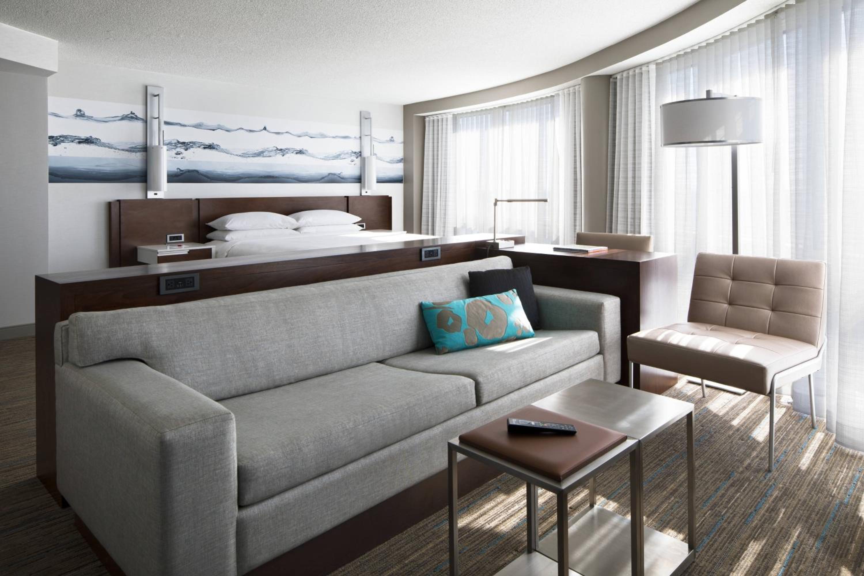 Junior King Suite with Sofa Bed - Photo 2
